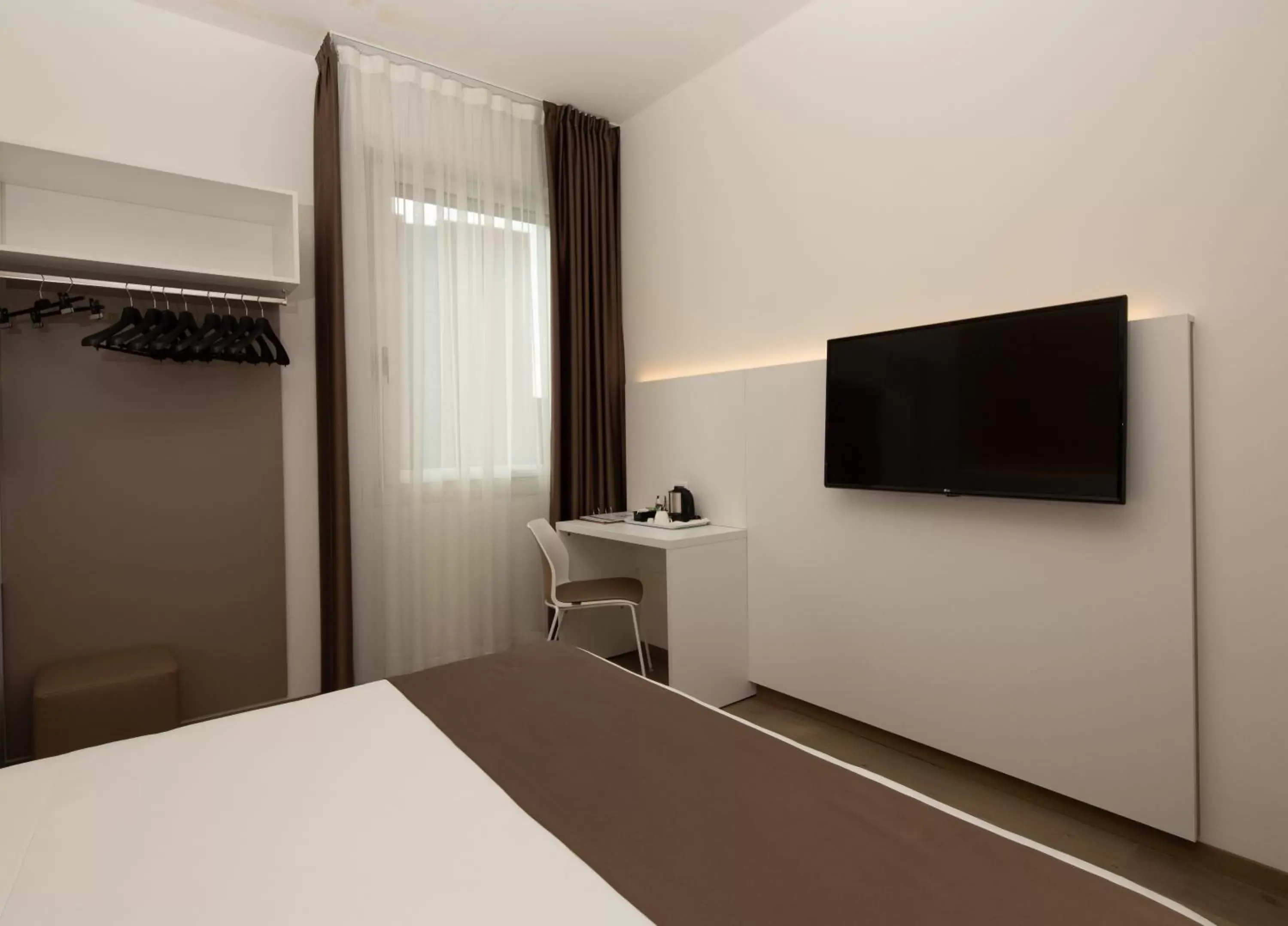 Bed, TV/Entertainment Center in Best Western Hotel Biri