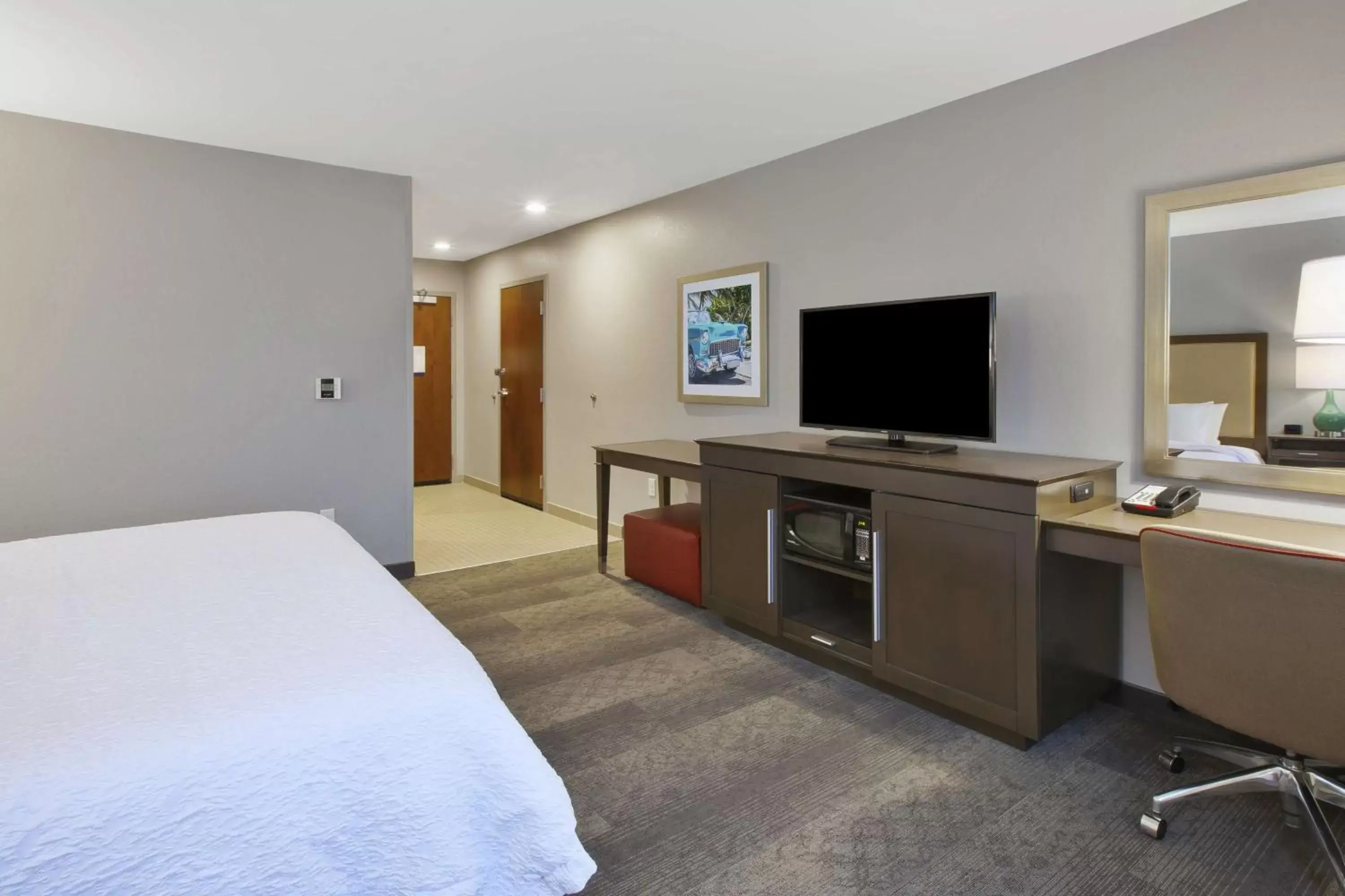 Bedroom, TV/Entertainment Center in Hampton Inn by Hilton Detroit Dearborn, MI