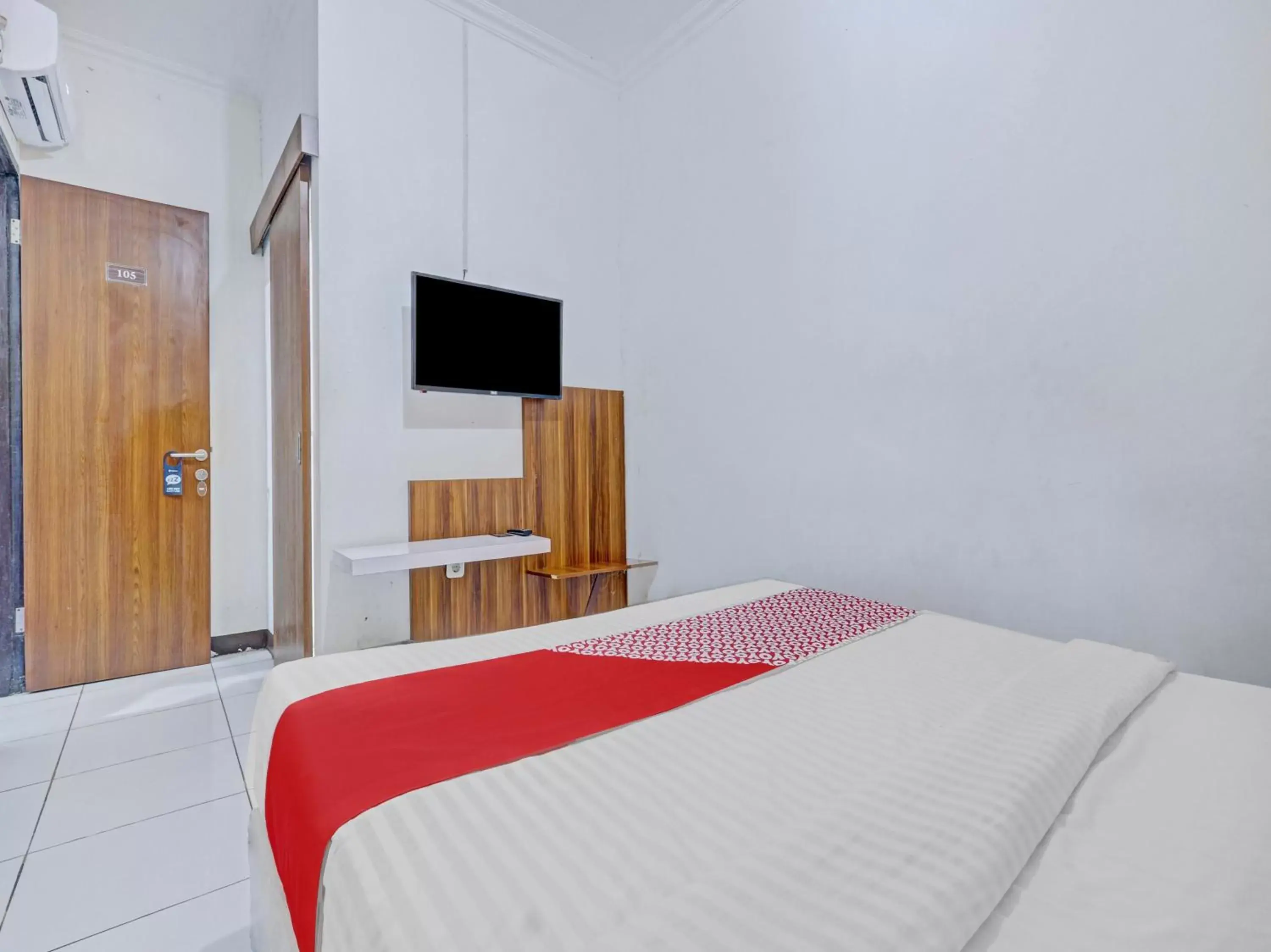 Bedroom, Bed in SUPER OYO 90426 Near Mall Ciputra 2