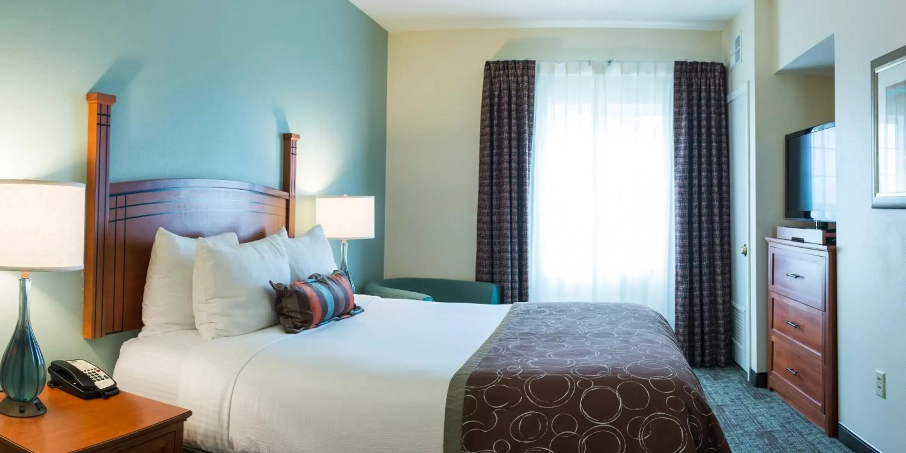 One Bedroom Suite with Queen Bed and Hearing Accessible Roll In Shower - Non-Smoking in Staybridge Suites Fargo by IHG One Bedroom Suite with Queen Bed and Hearing Accessible Roll In Shower - Non-Smoking in Staybridge Suites Fargo by IHG