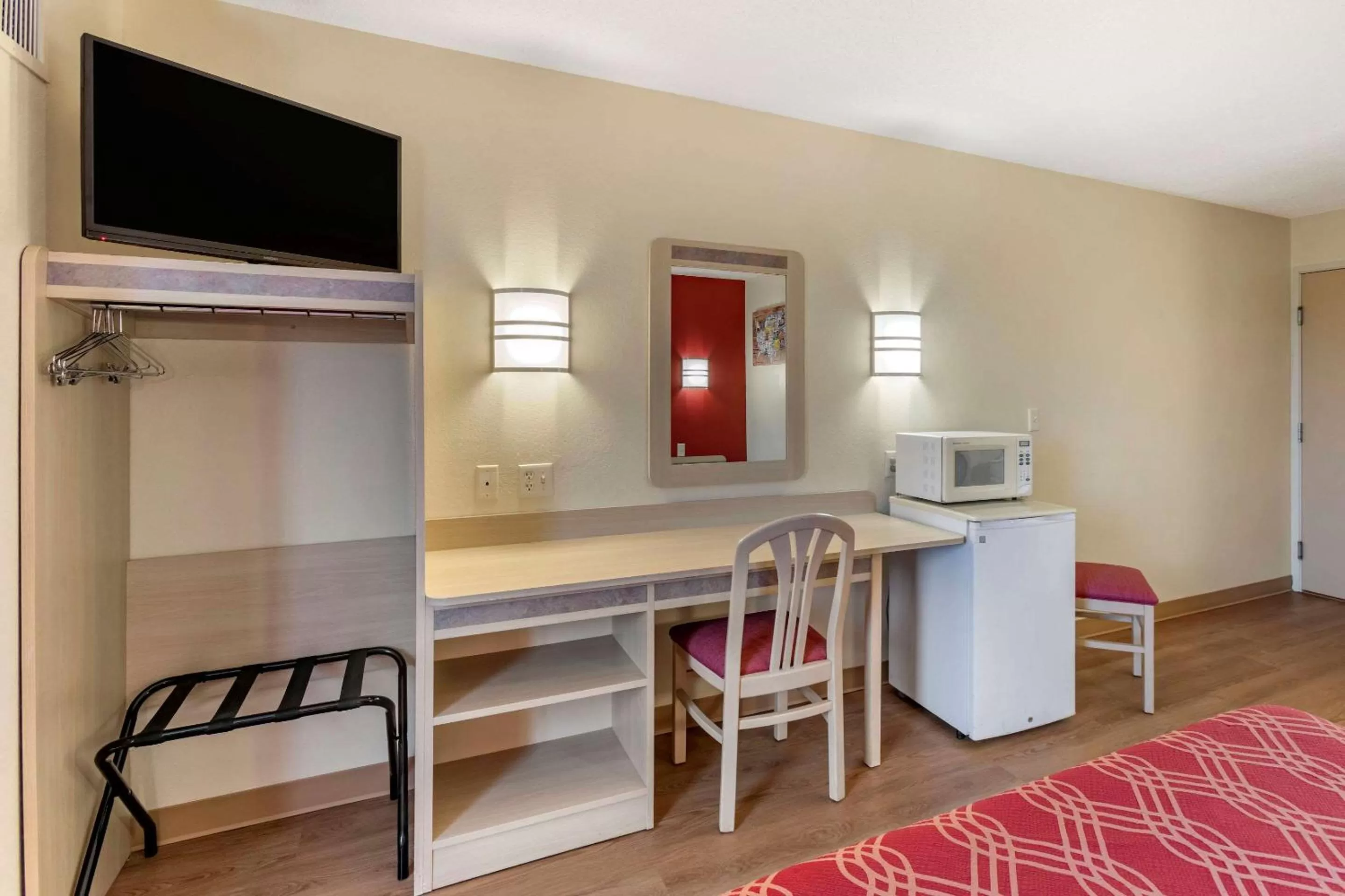 Photo of the whole room, Bed in Econo Lodge Belle Fourche