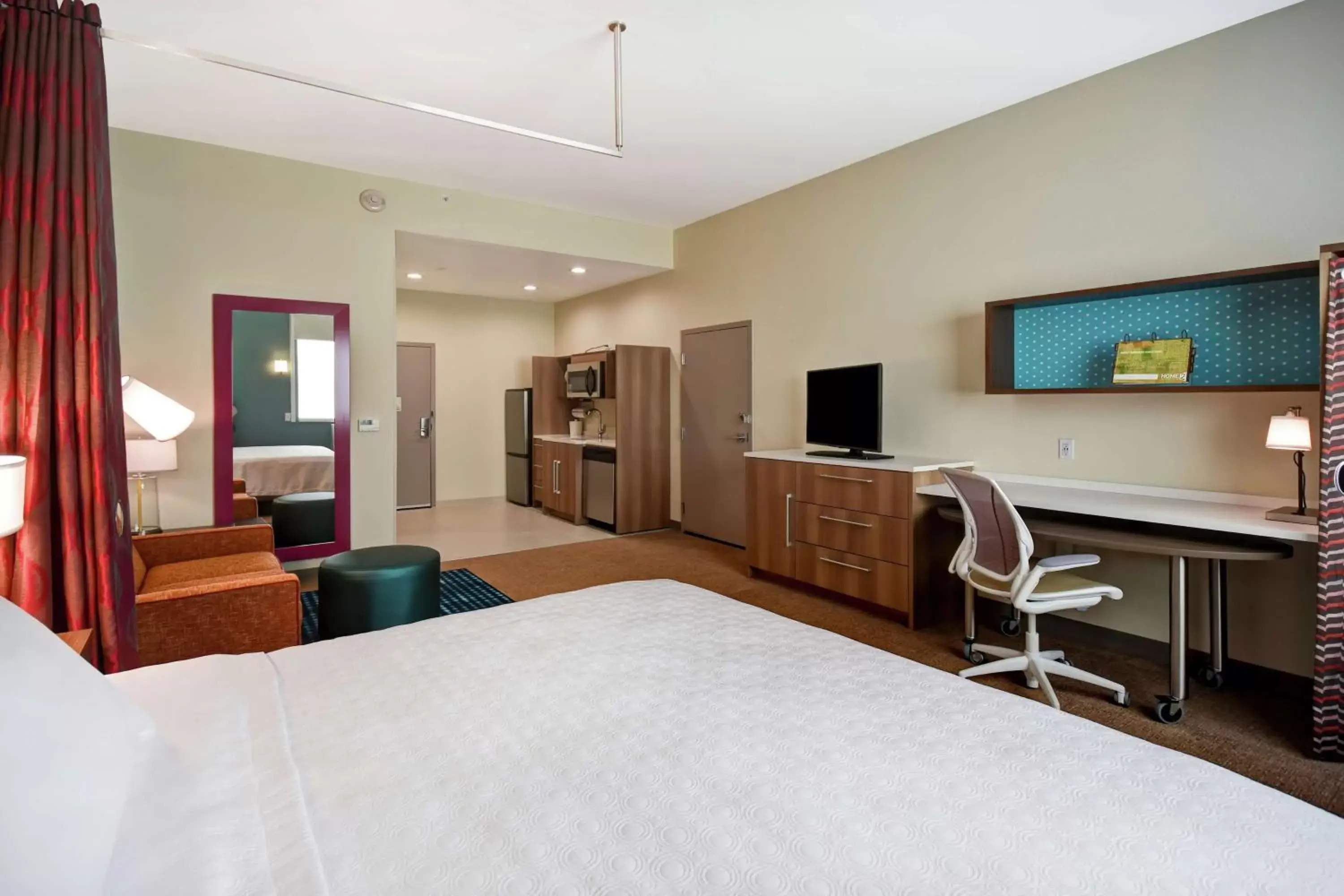 Bedroom, TV/Entertainment Center in Home2 Suites By Hilton Columbus Downtown