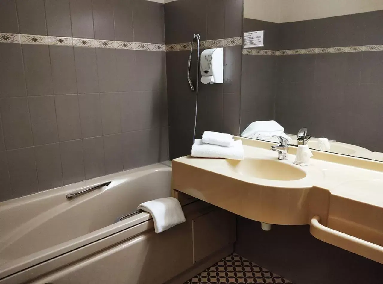Bathroom in Hôtel Restaurant de France