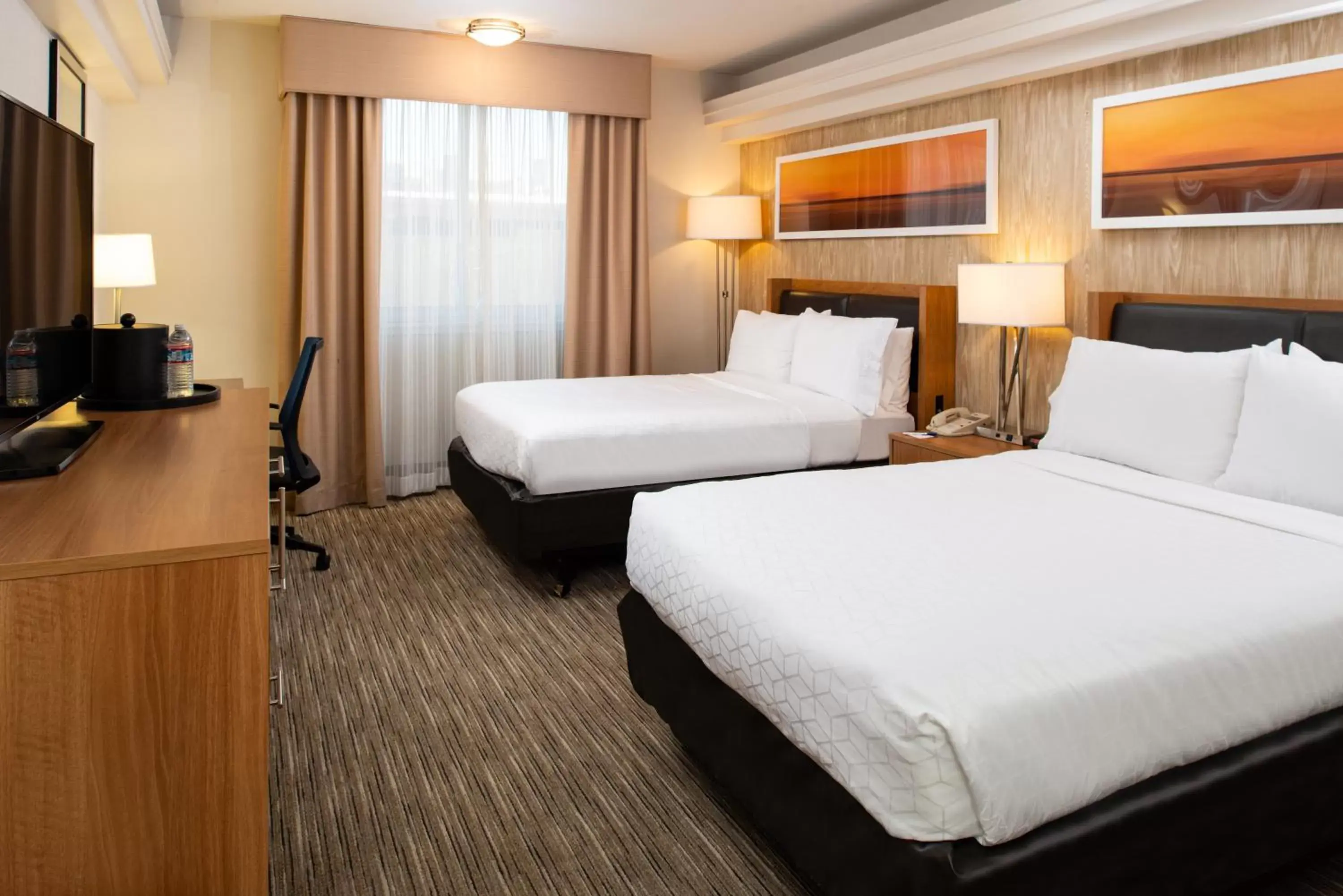 Photo of the whole room, Bed in Holiday Inn Express San Francisco Airport South, an IHG Hotel