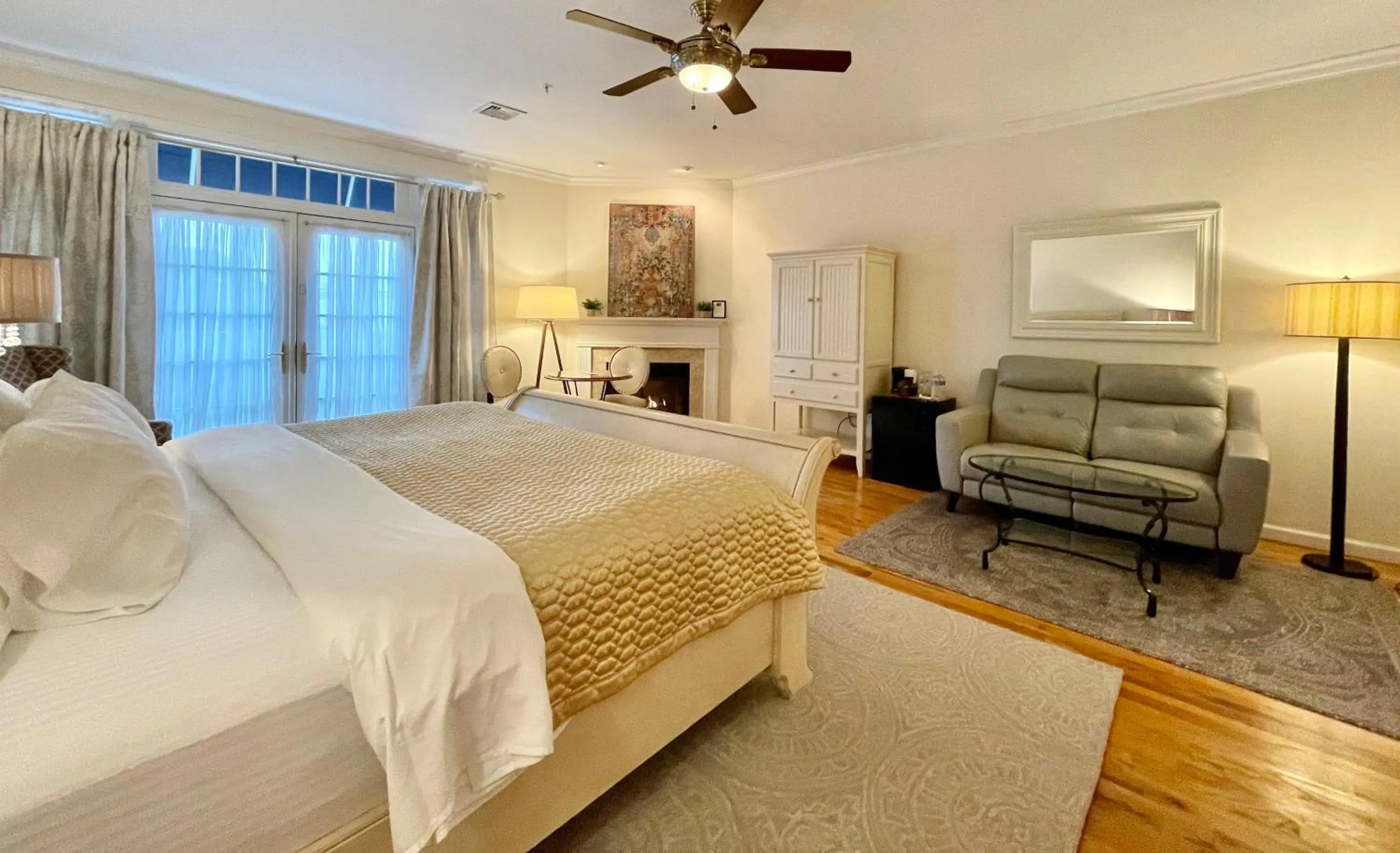 Bed in Inn on Main Hotel