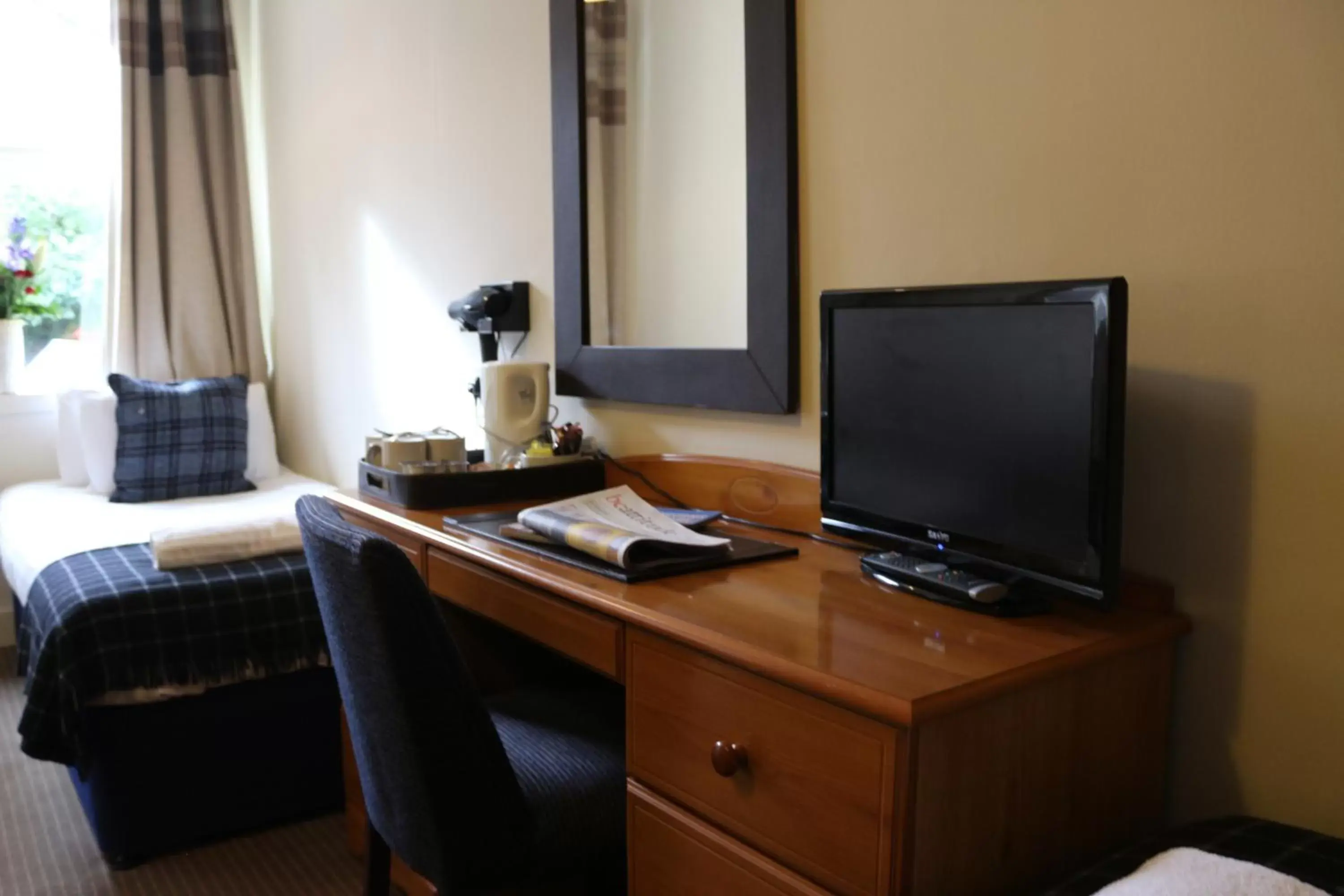 Bedroom, TV/Entertainment Center in Craiglynne Hotel