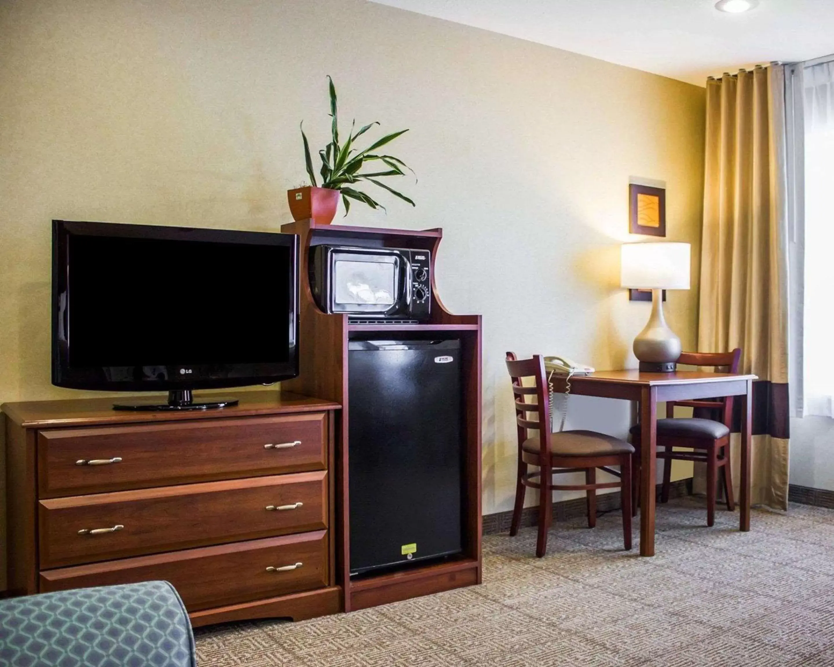 Photo of the whole room, TV/Entertainment Center in Comfort Inn Guilford near I-95