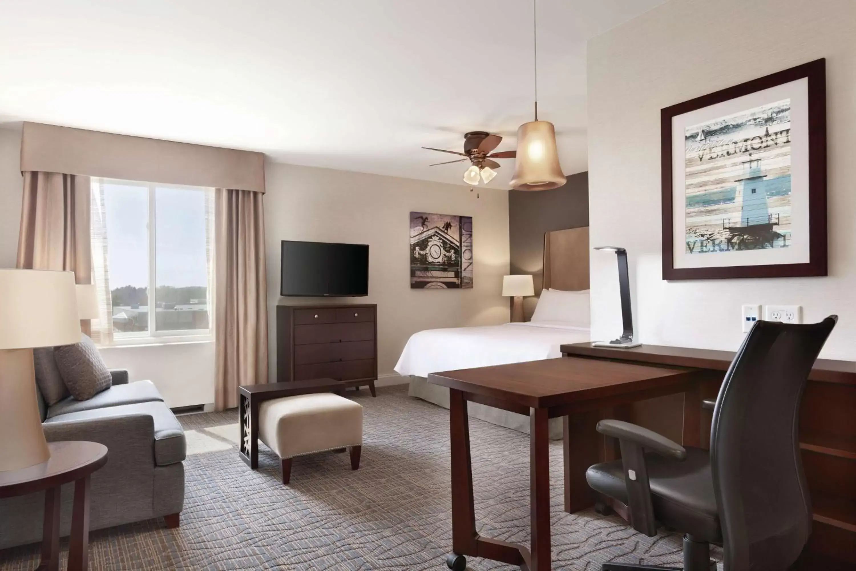 Bedroom, TV/Entertainment Center in Homewood Suites by Hilton Burlington