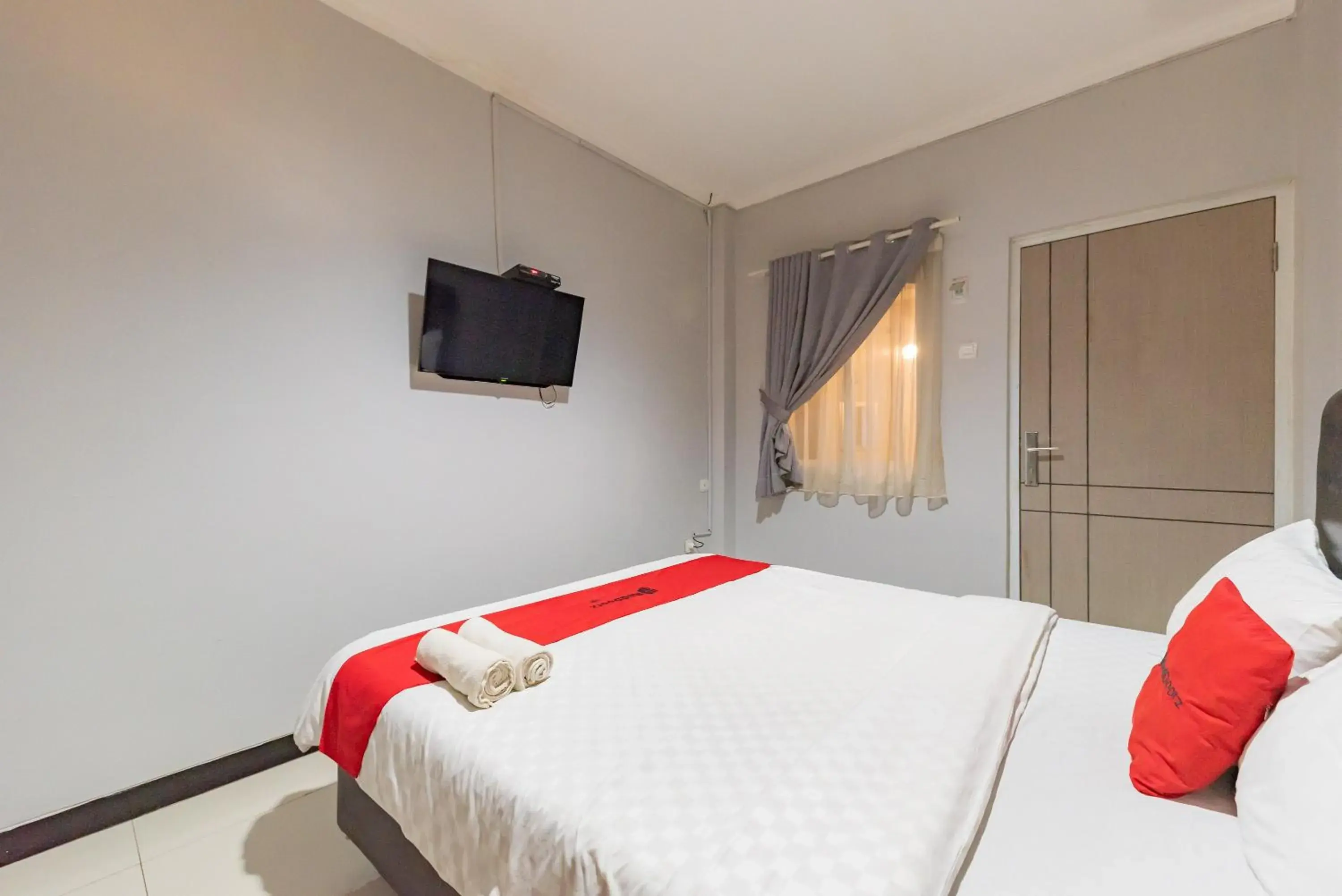 Bed in RedDoorz near Botani Square Mall Bed in RedDoorz near Botani Square Mall