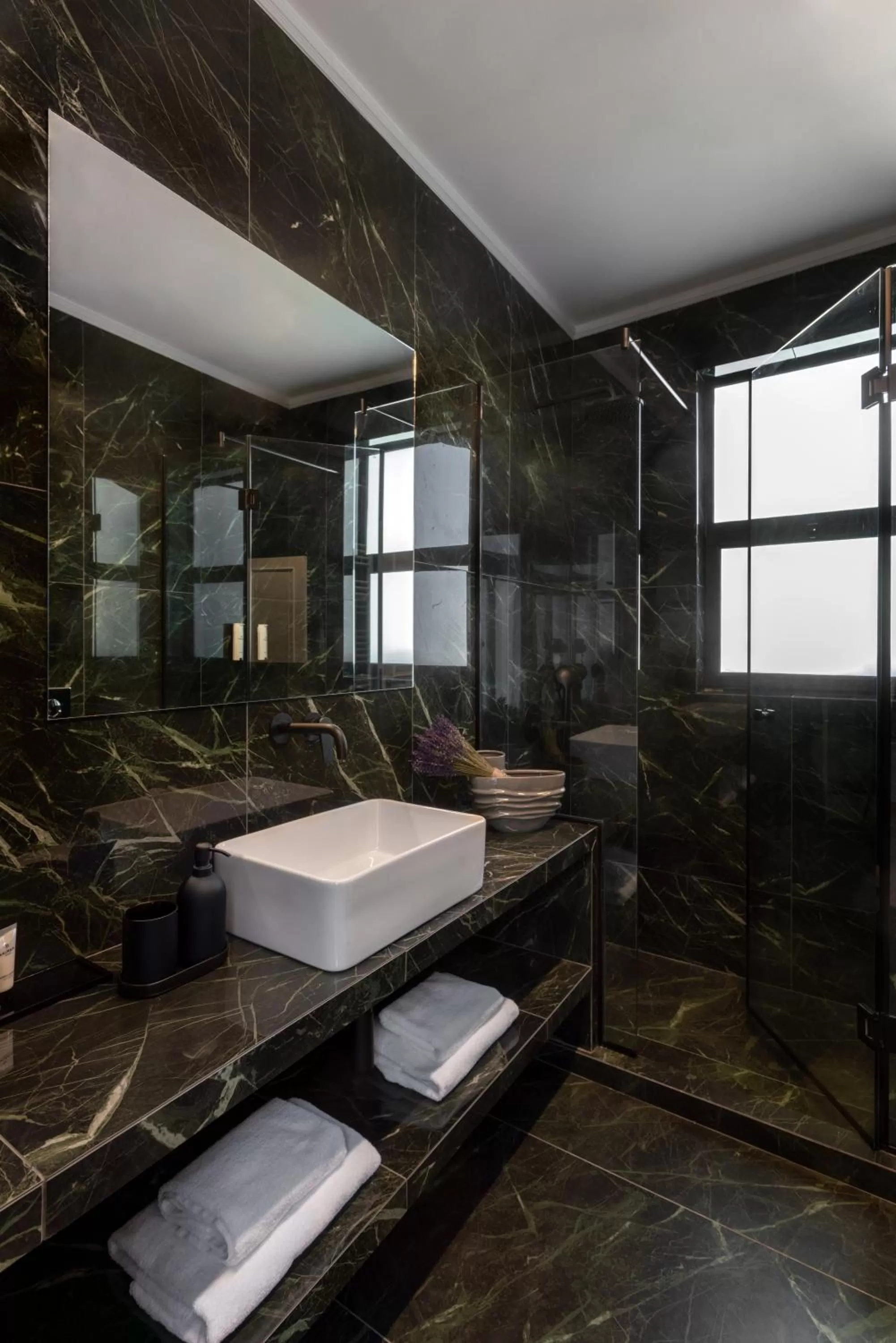 Shower, Bed in Athens Flair