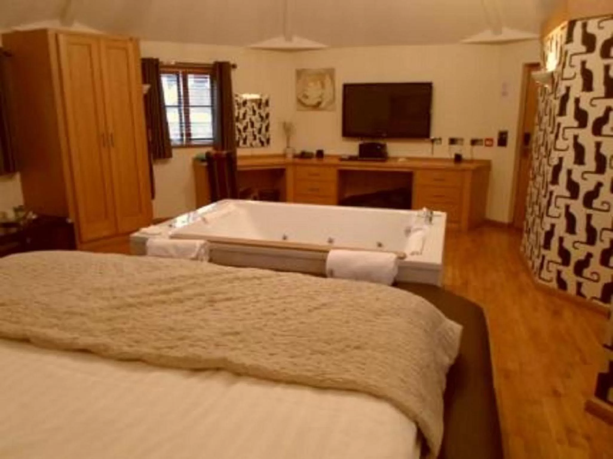 Bedroom, Bed in Cheshire Cat