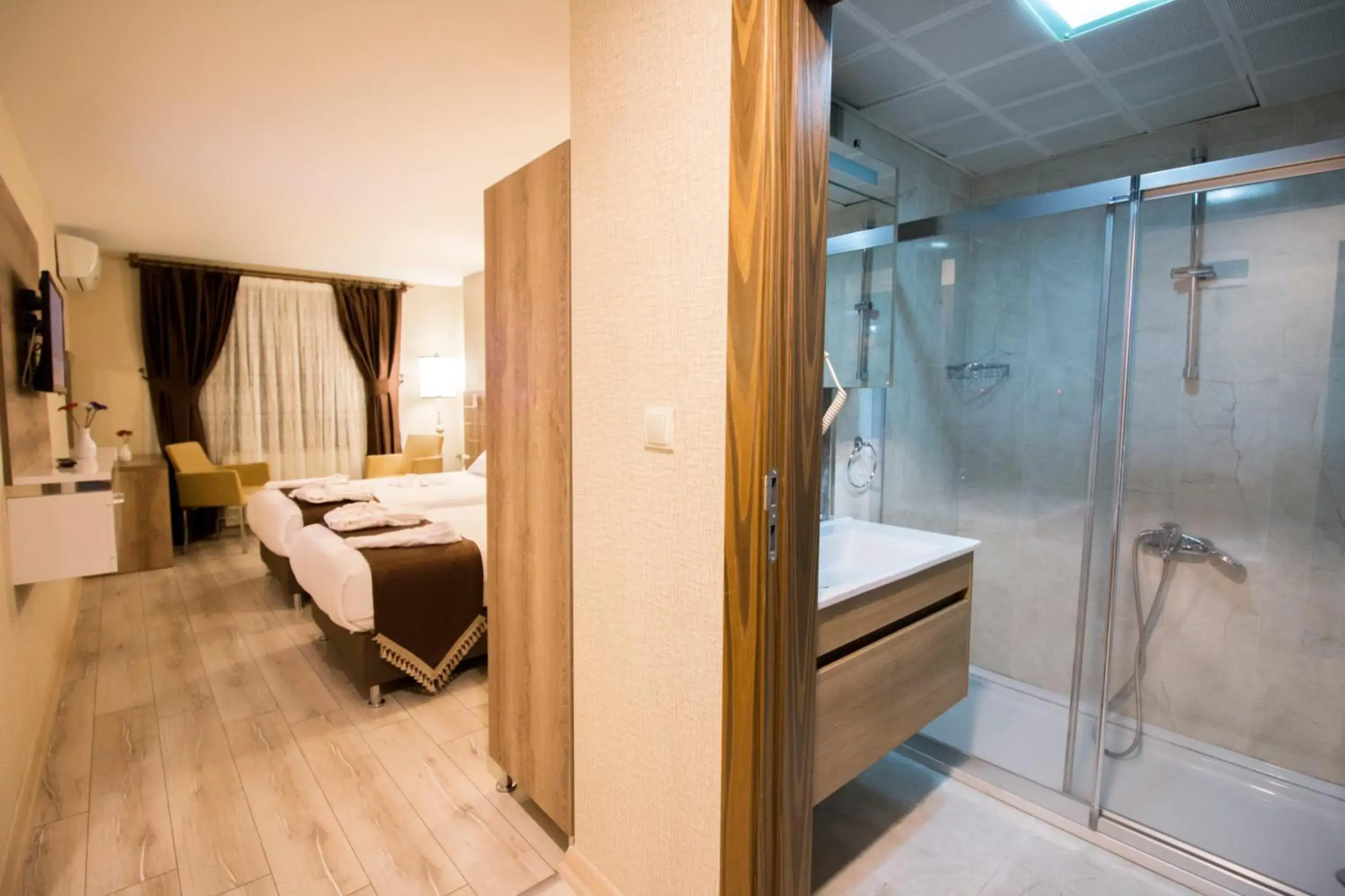 Shower, Bed in Business Han Hotel Shower, Bed in Business Han Hotel