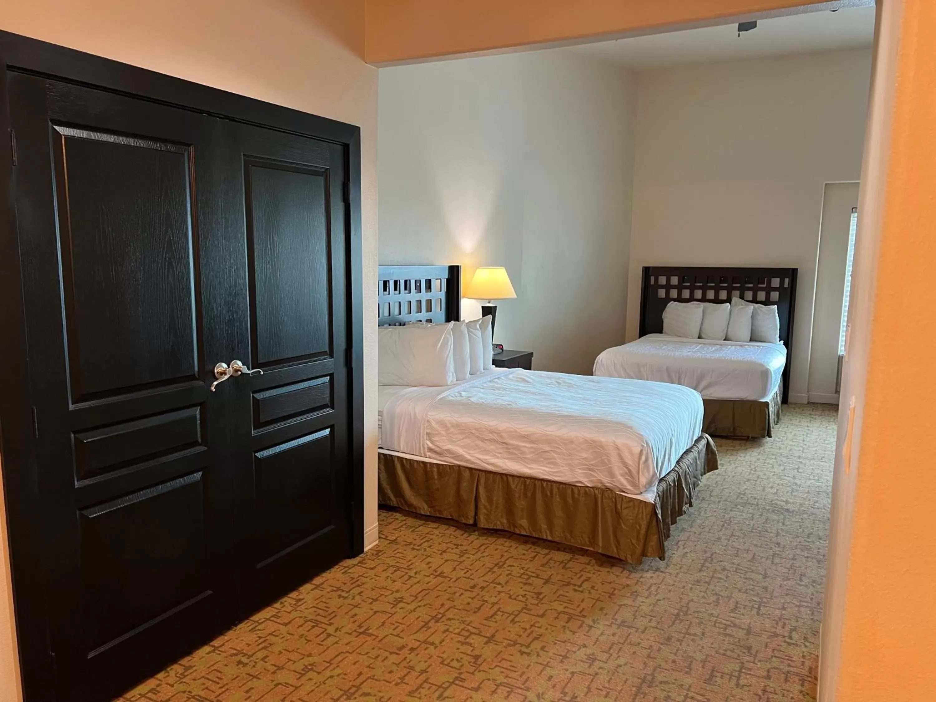 Bedroom, Bed in Sunchase Inn & Suites