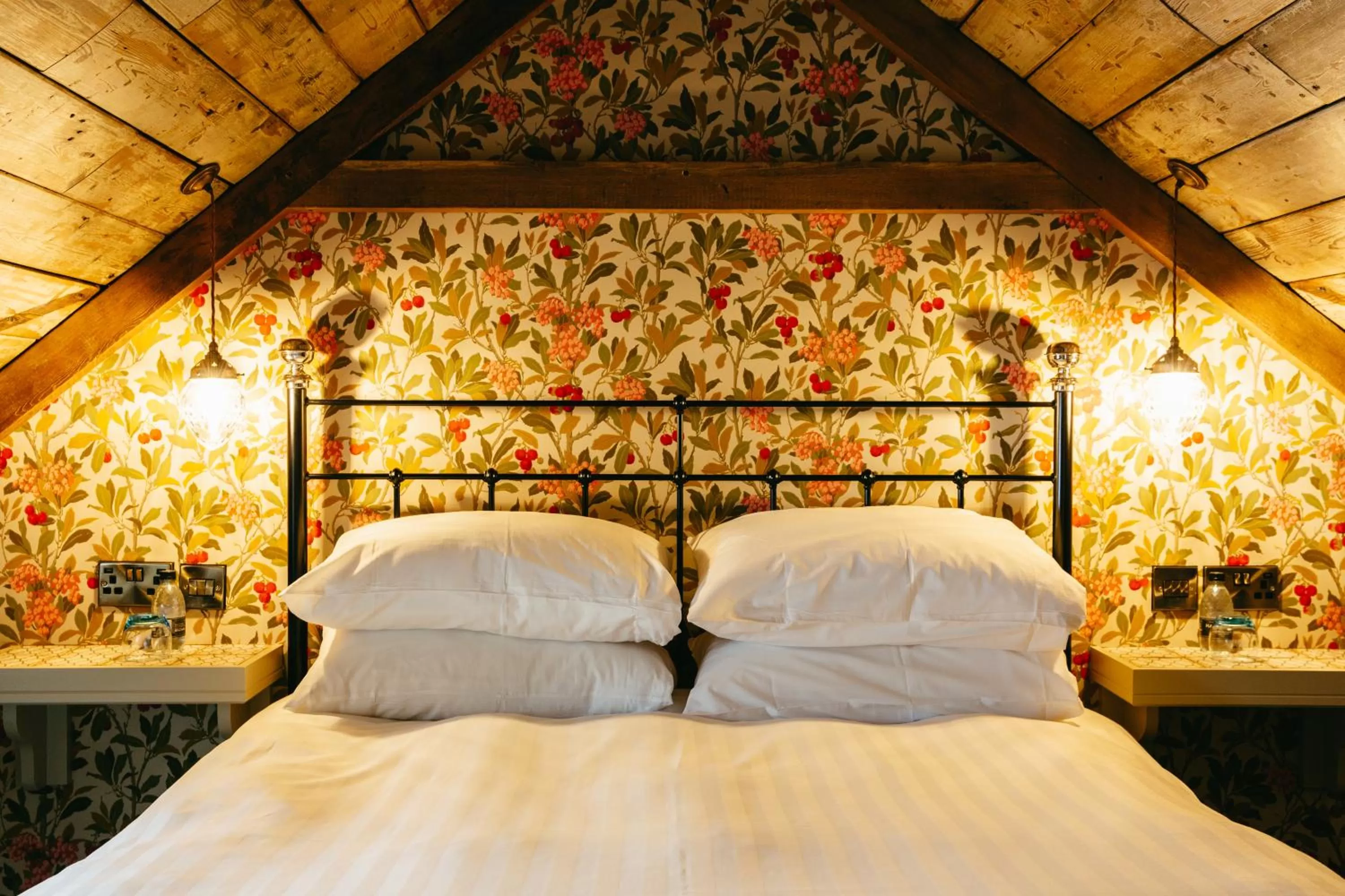 Bedroom, Bed in Crown Hotel