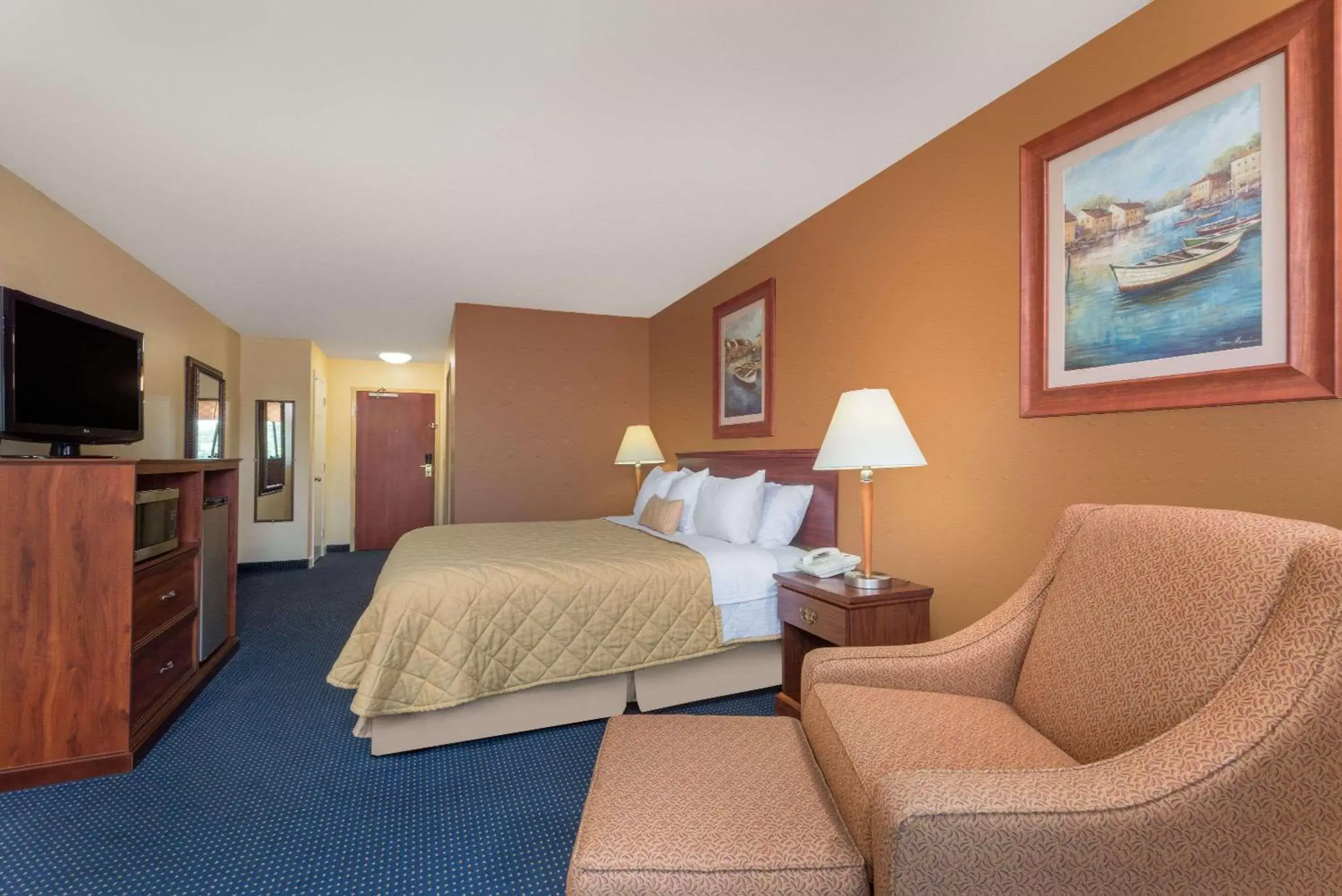 Photo of the whole room, Bed in Ramada by Wyndham Catlettsburg Ashland Photo of the whole room, Bed in Ramada by Wyndham Catlettsburg Ashland