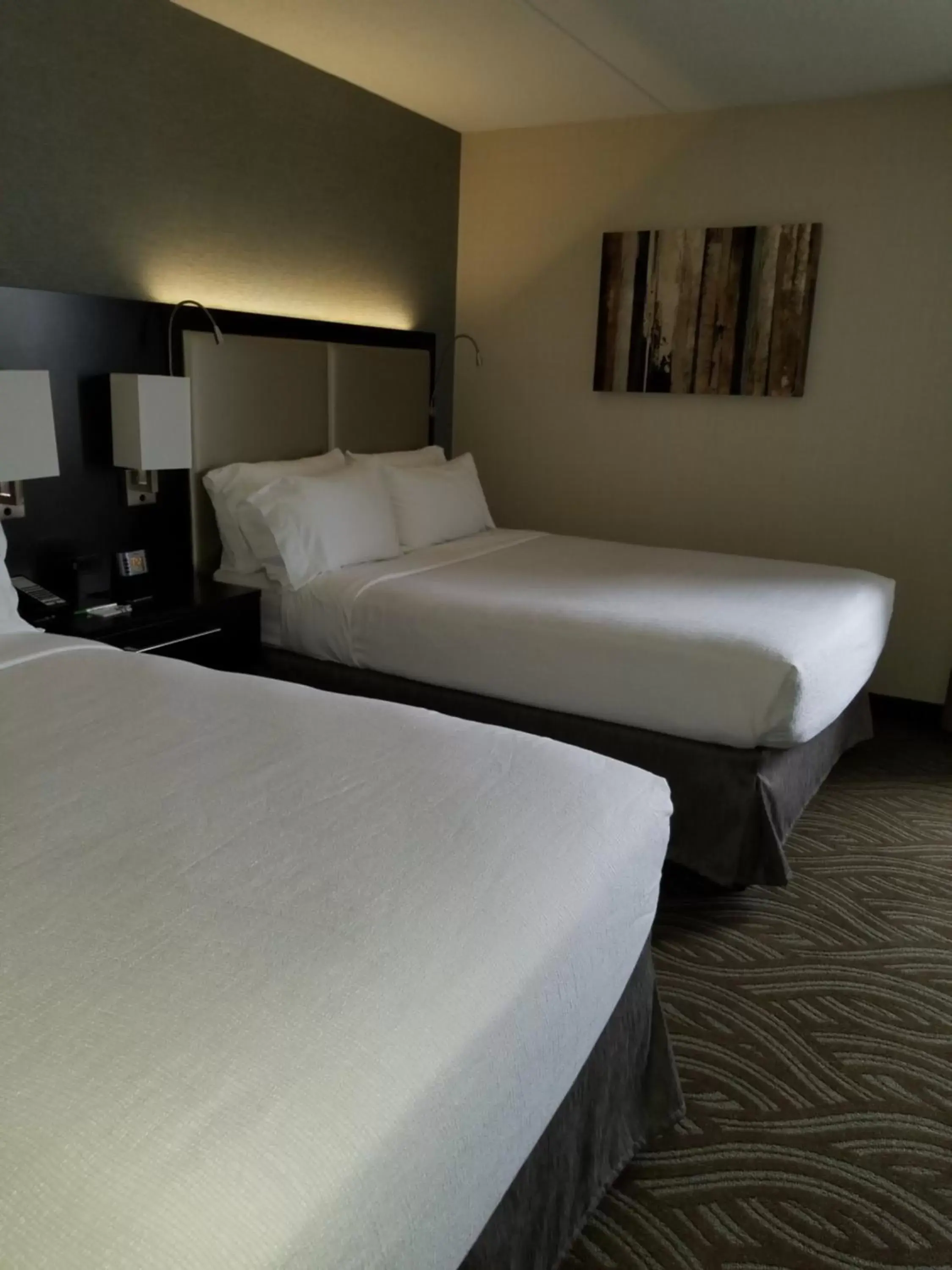 Bed in Holiday Inn Youngstown-South - Boardman, an IHG Hotel