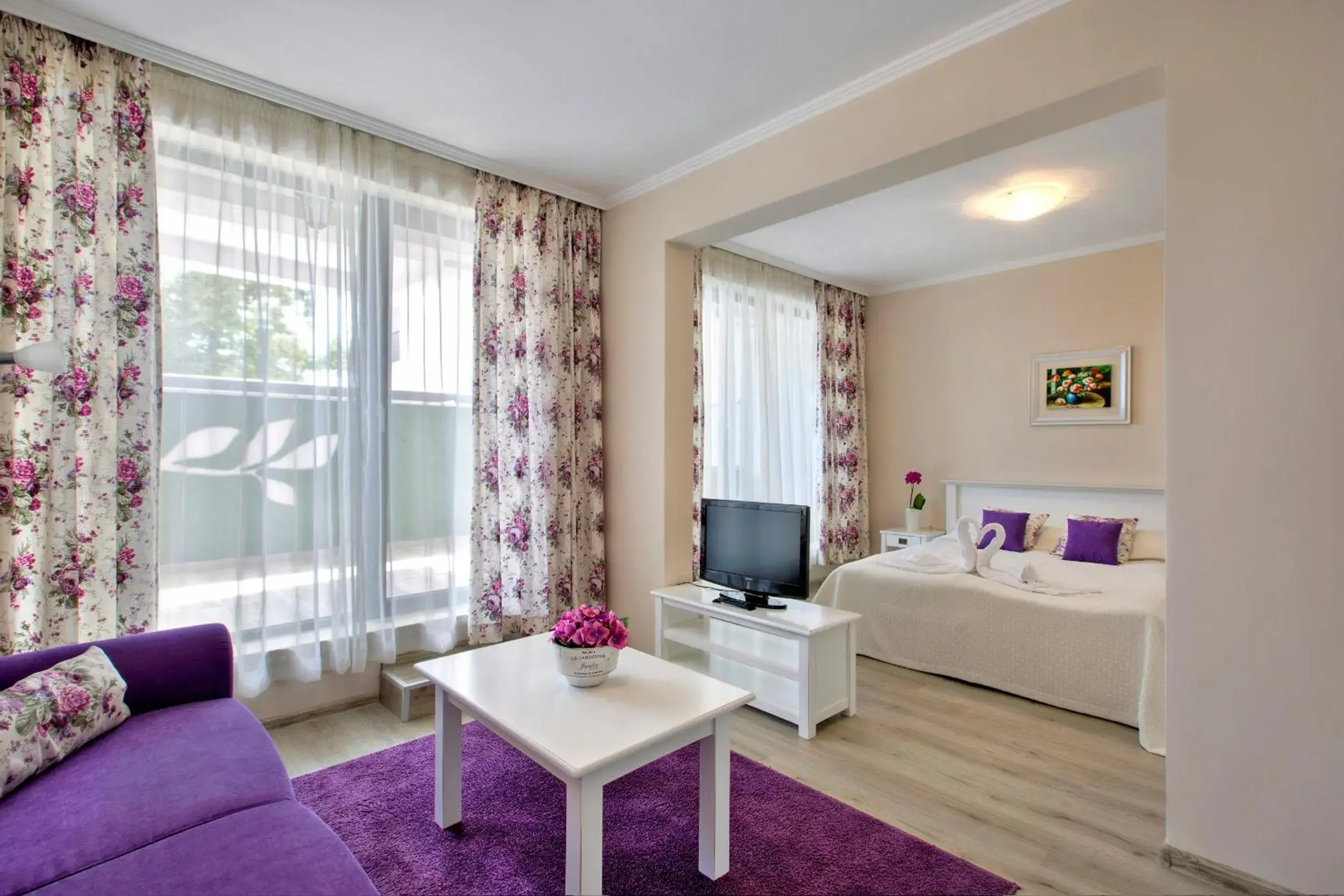 Seating area, Room Photo in White Rock Castle Suite Hotel & SPA