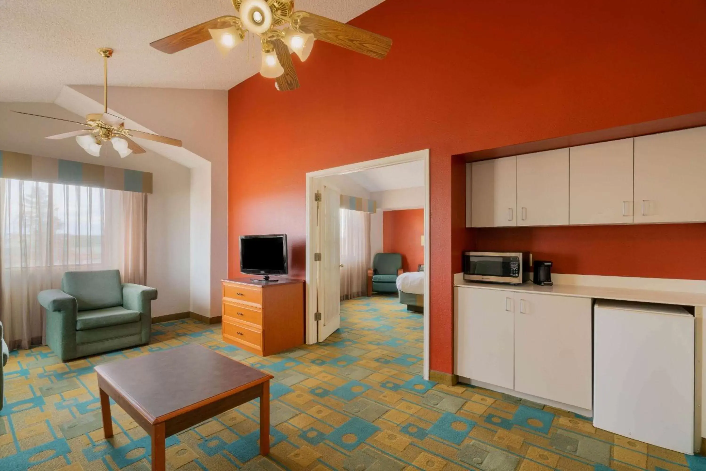 Photo of the whole room, Kitchen/Kitchenette in La Quinta Inn by Wyndham Cheyenne