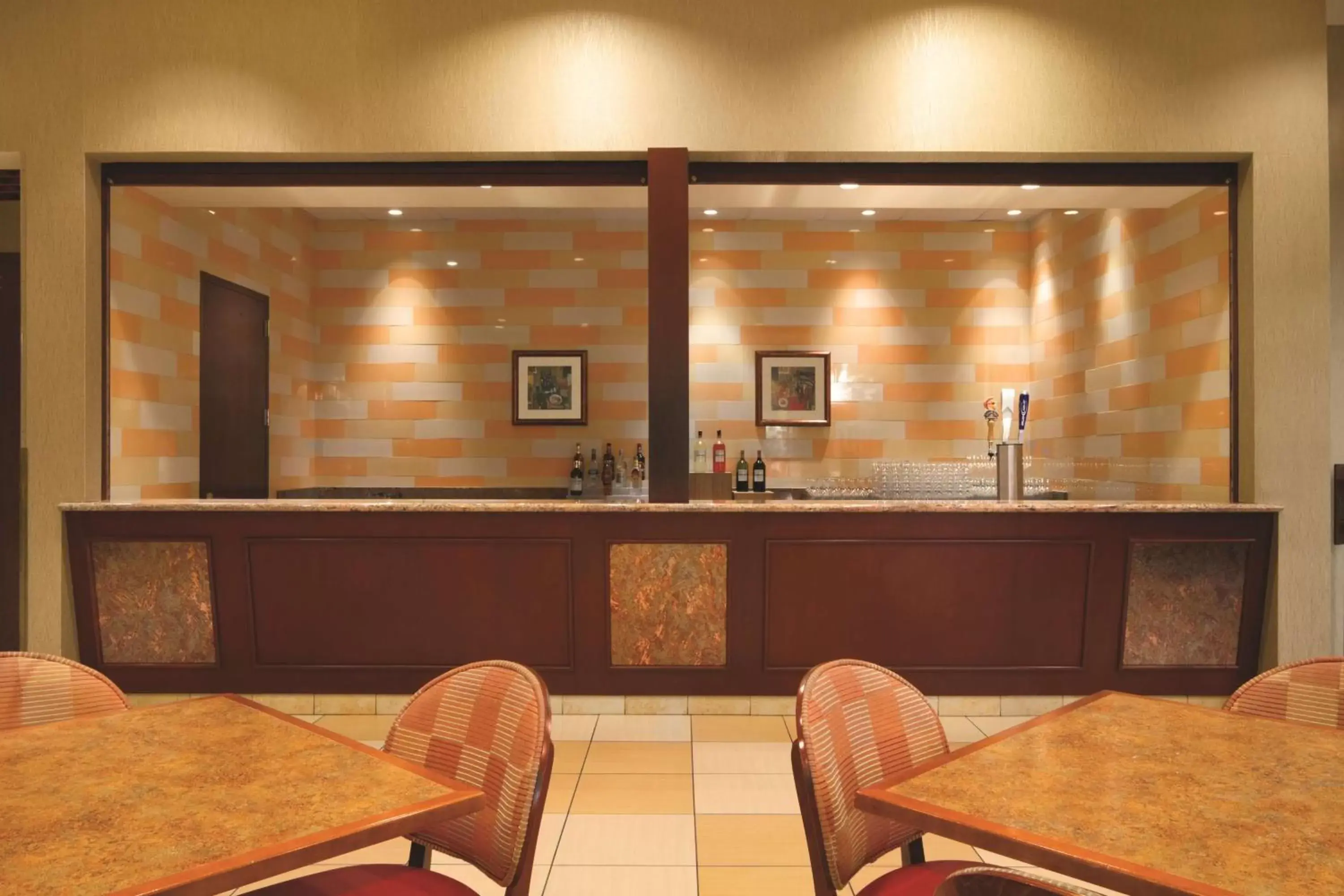 Lounge or bar, Kitchen/Kitchenette in Embassy Suites by Hilton Norman Hotel & Conference Center