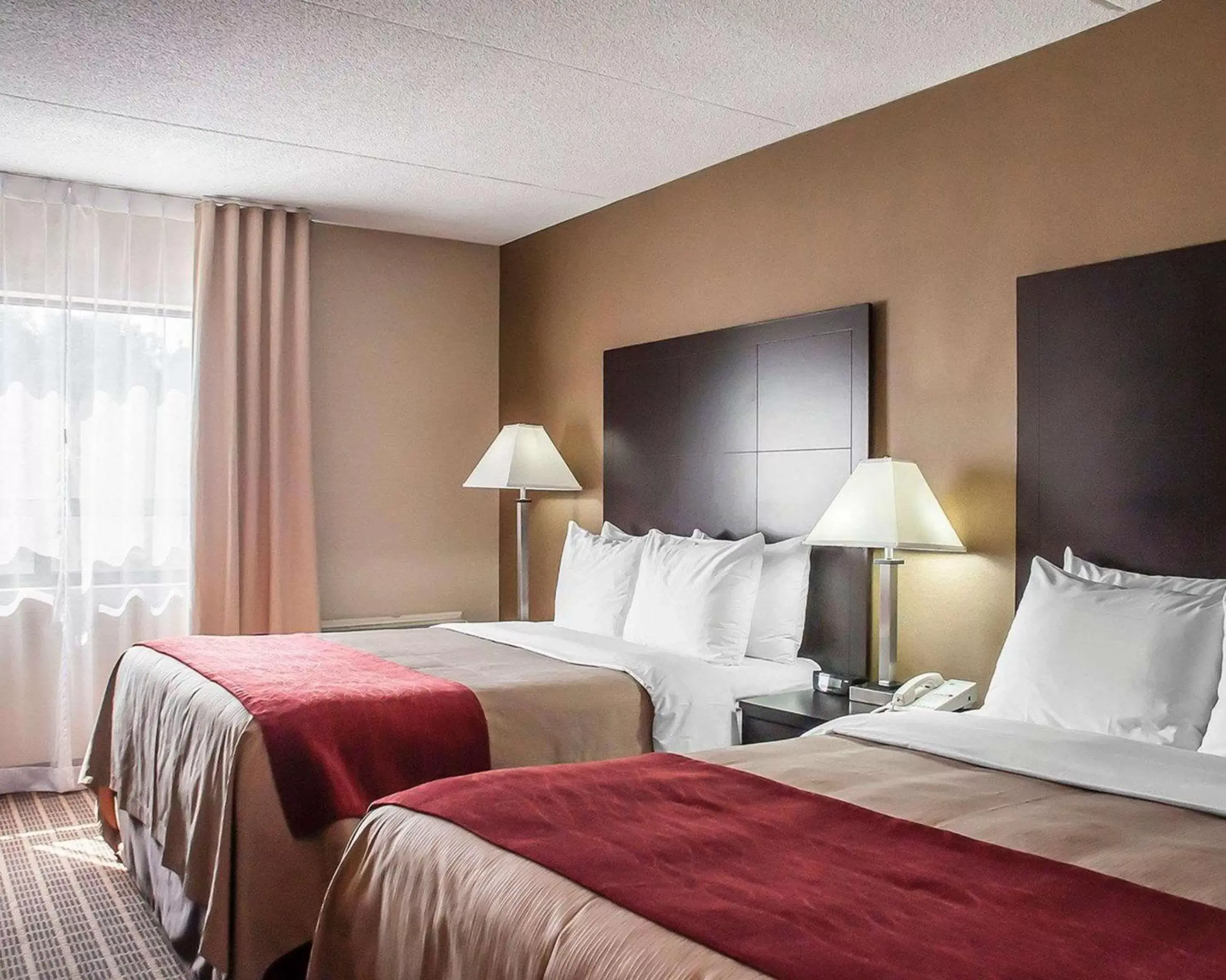 Bedroom, Bed in Comfort Inn Fort Erie