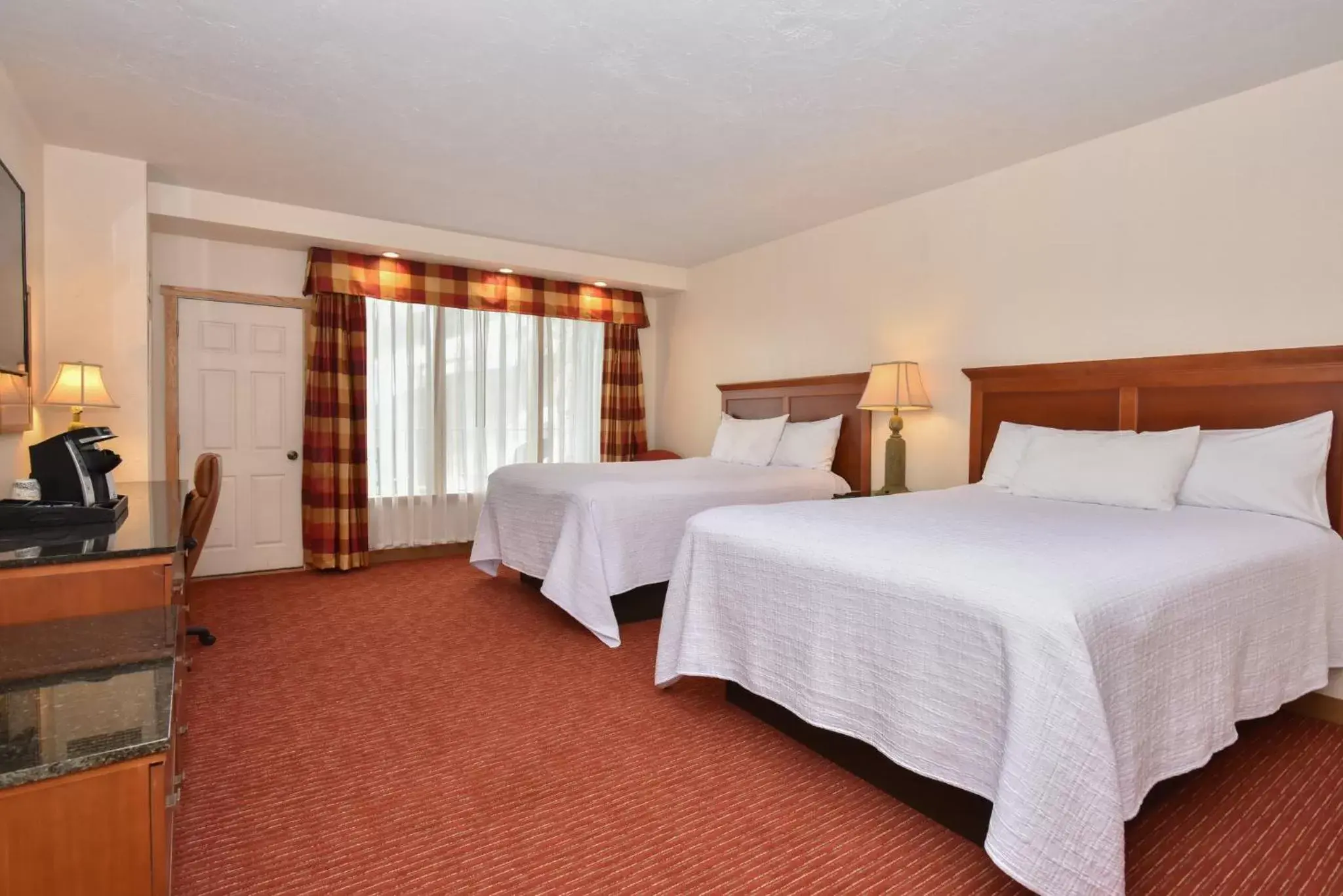 Bedroom, Bed in Slopeside Hotel by Seven Springs Resort