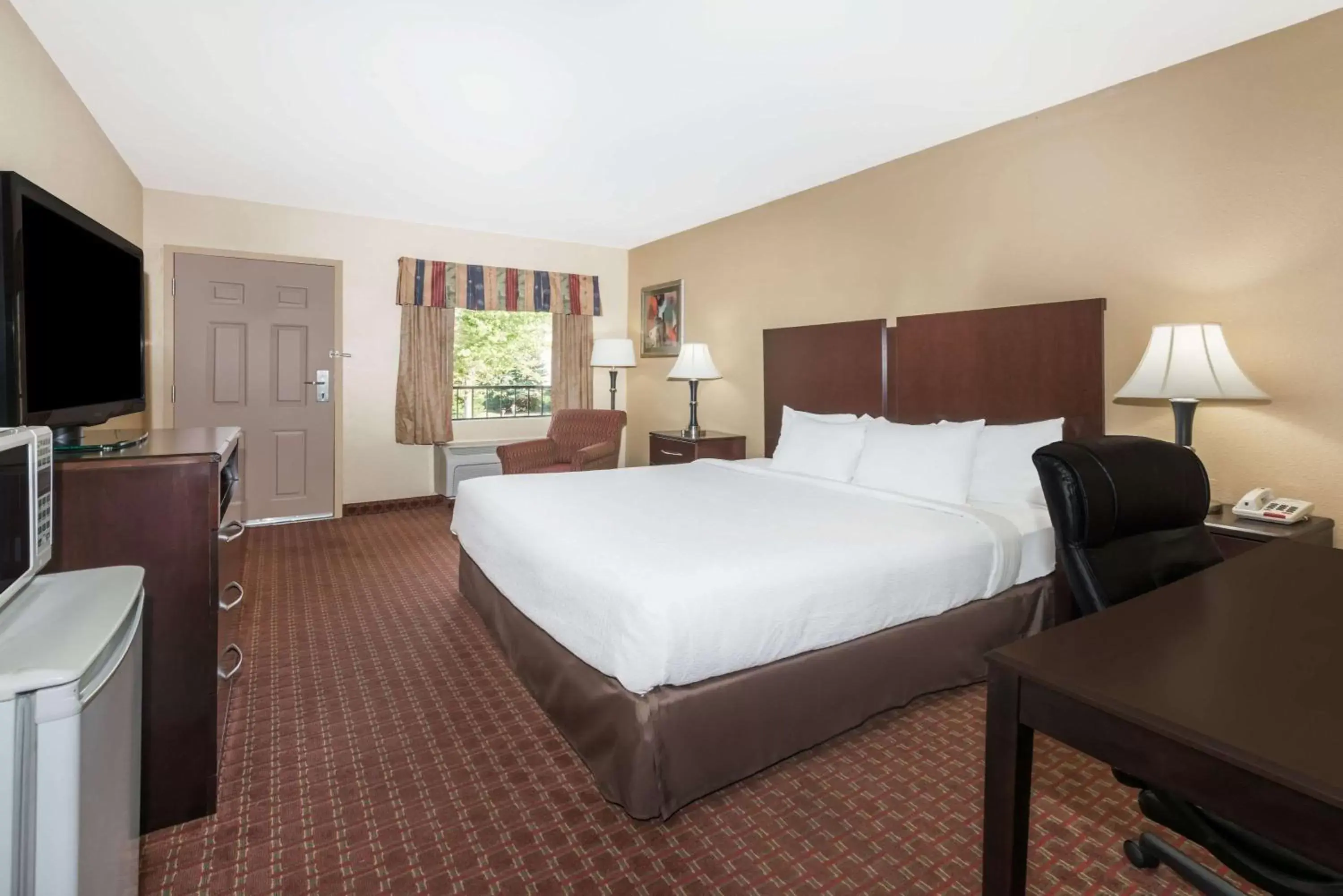 King Room with Roll-in Shower - Mobility Access/Non-Smoking in Days Inn by Wyndham Lexington Southeast