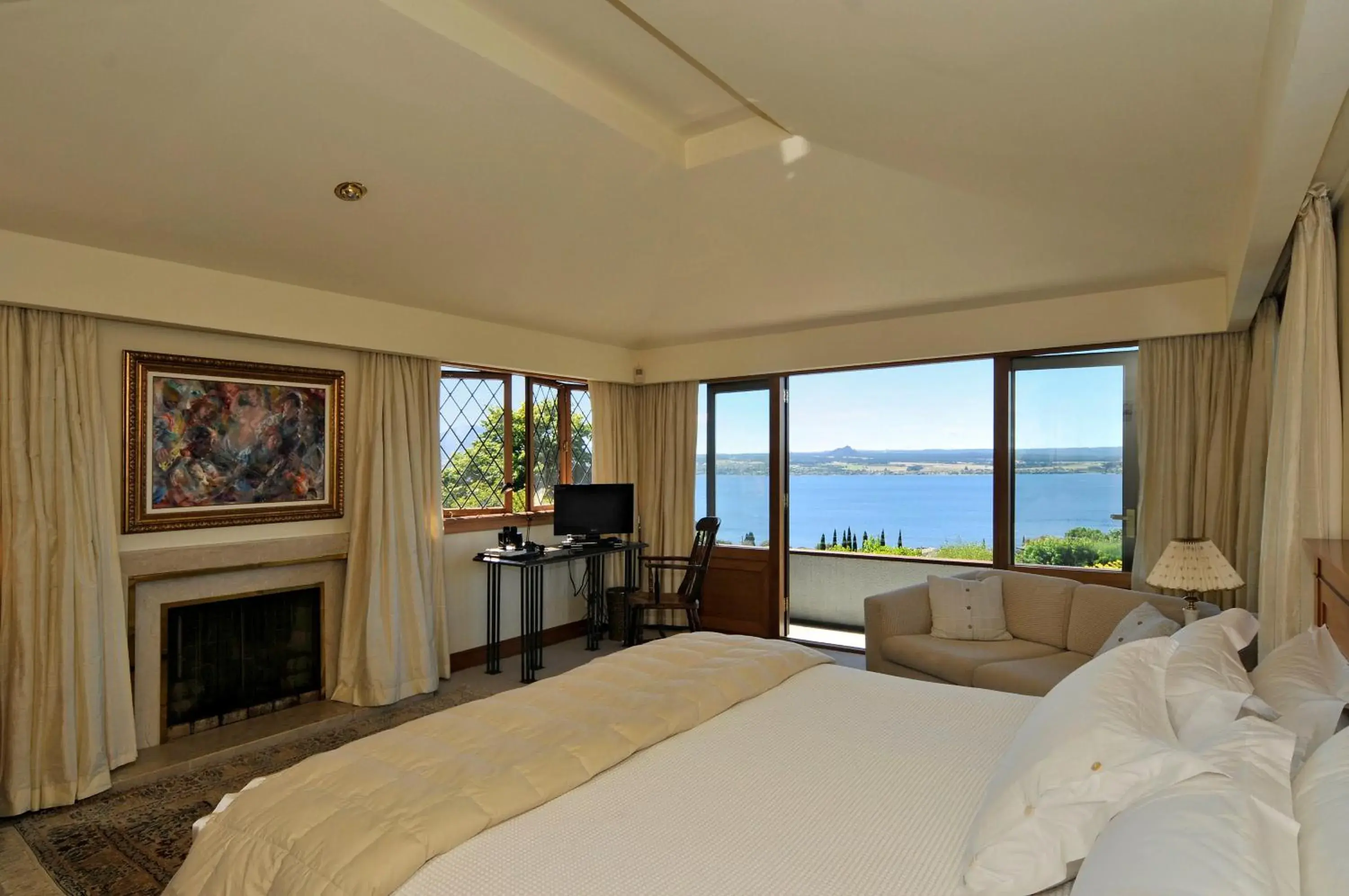 Bed in Lake Taupo Lodge