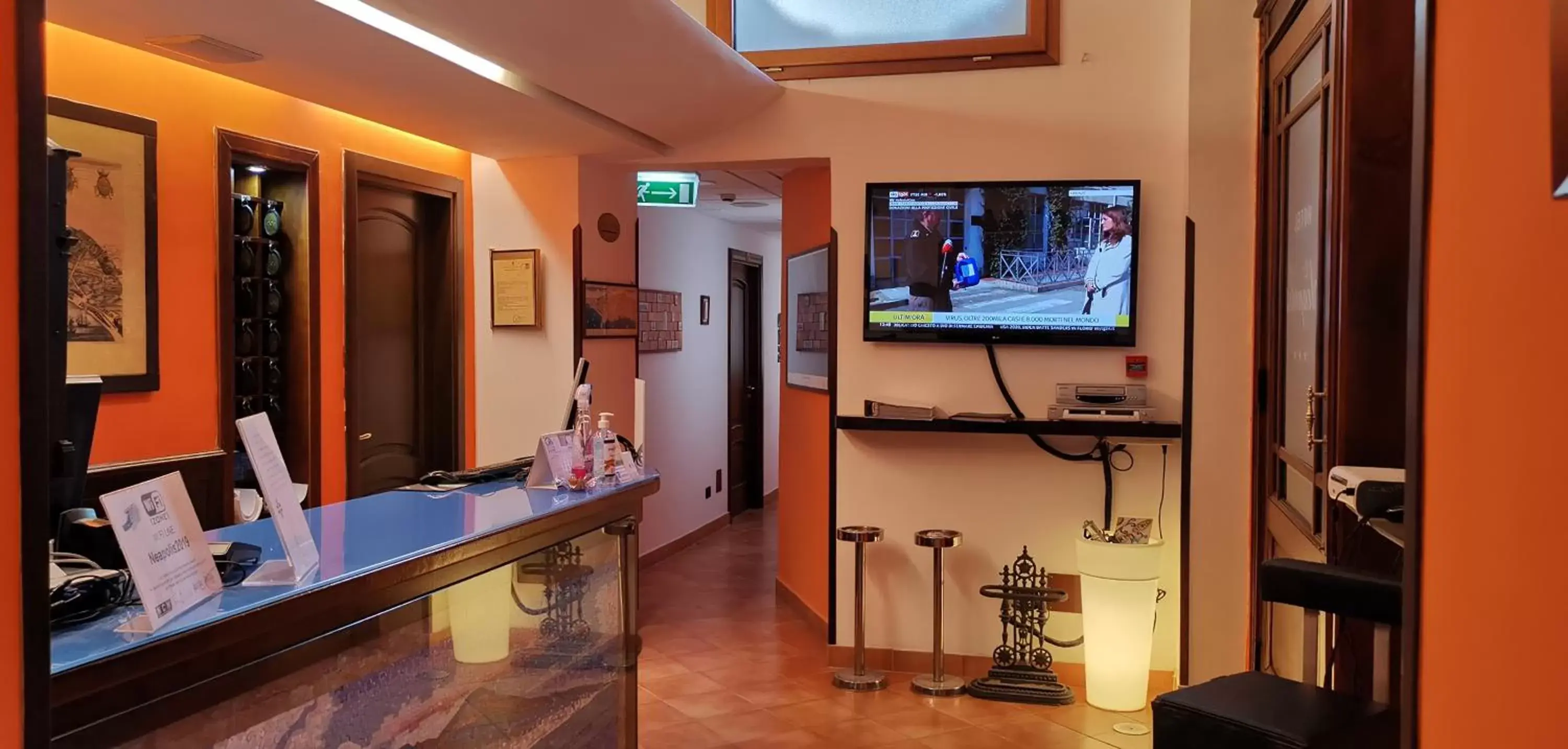 Communal lounge/ TV room, TV/Entertainment Center in Hotel Neapolis