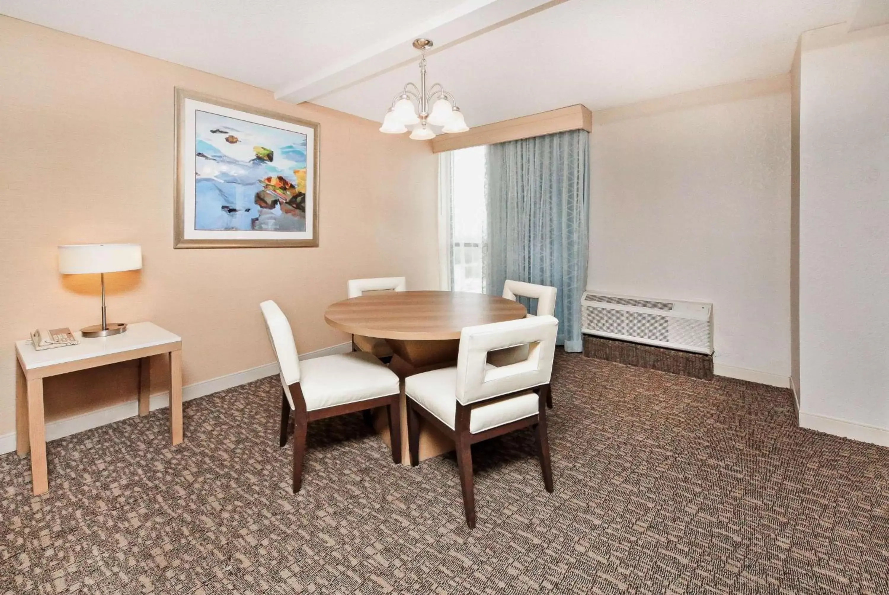 Living room, Dining Area in DoubleTree by Hilton Virginia Beach