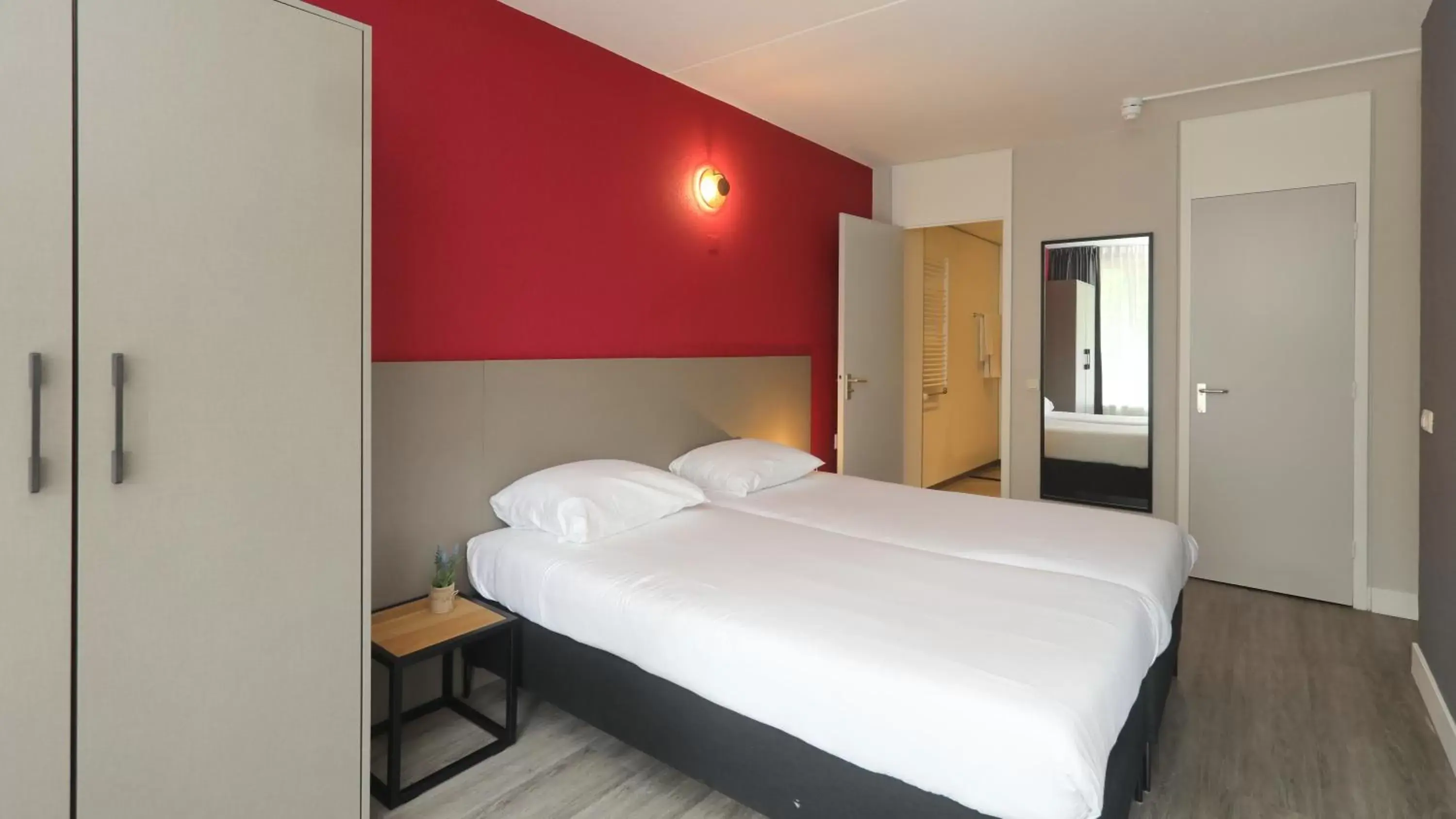 Bedroom, Bed in Golden Tulip Zoetermeer - Den Haag Bedroom, Bed in Golden Tulip Zoetermeer - Den Haag