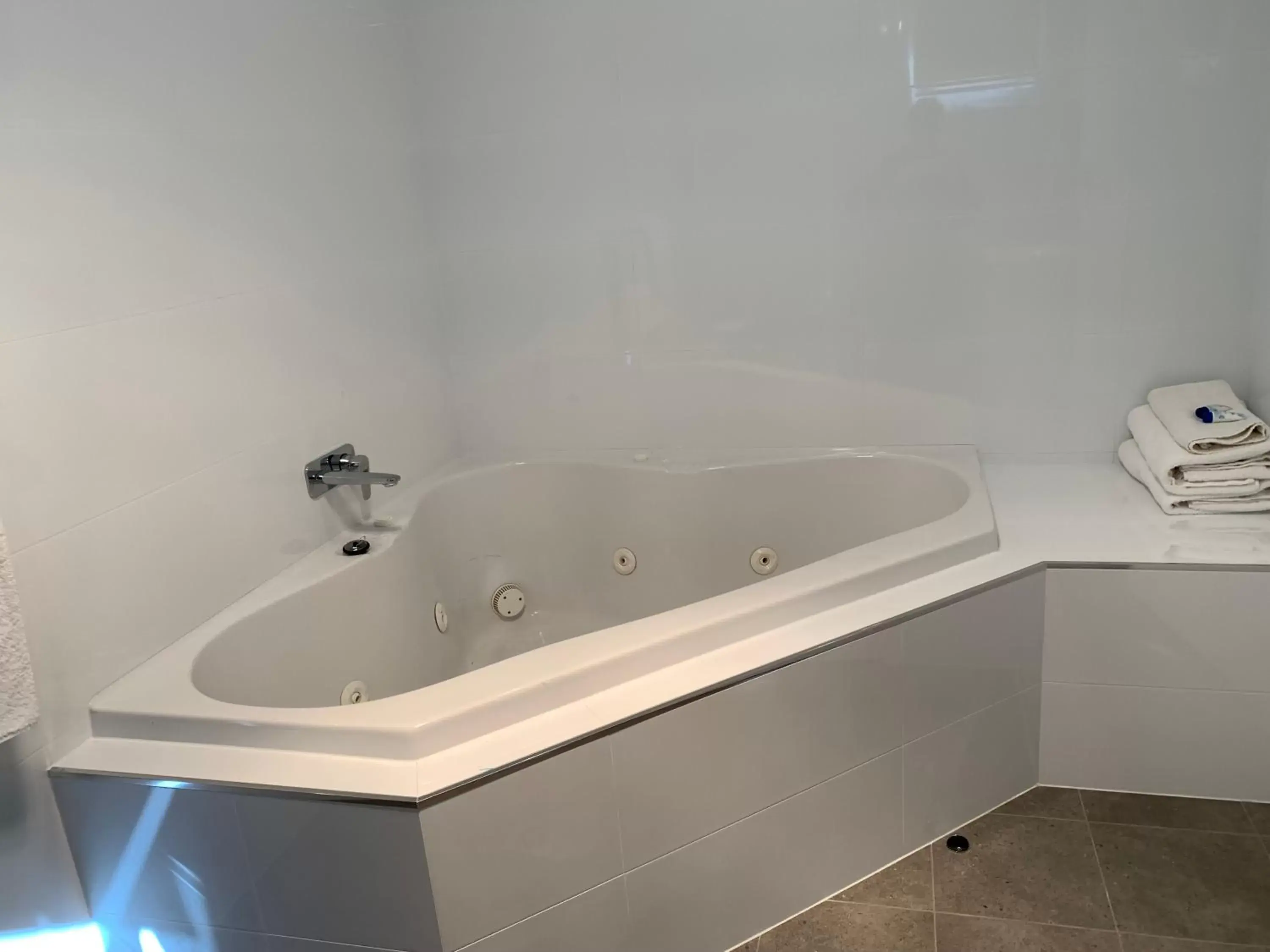 Hot Tub, Bathroom in Thunderbird Motel Yass