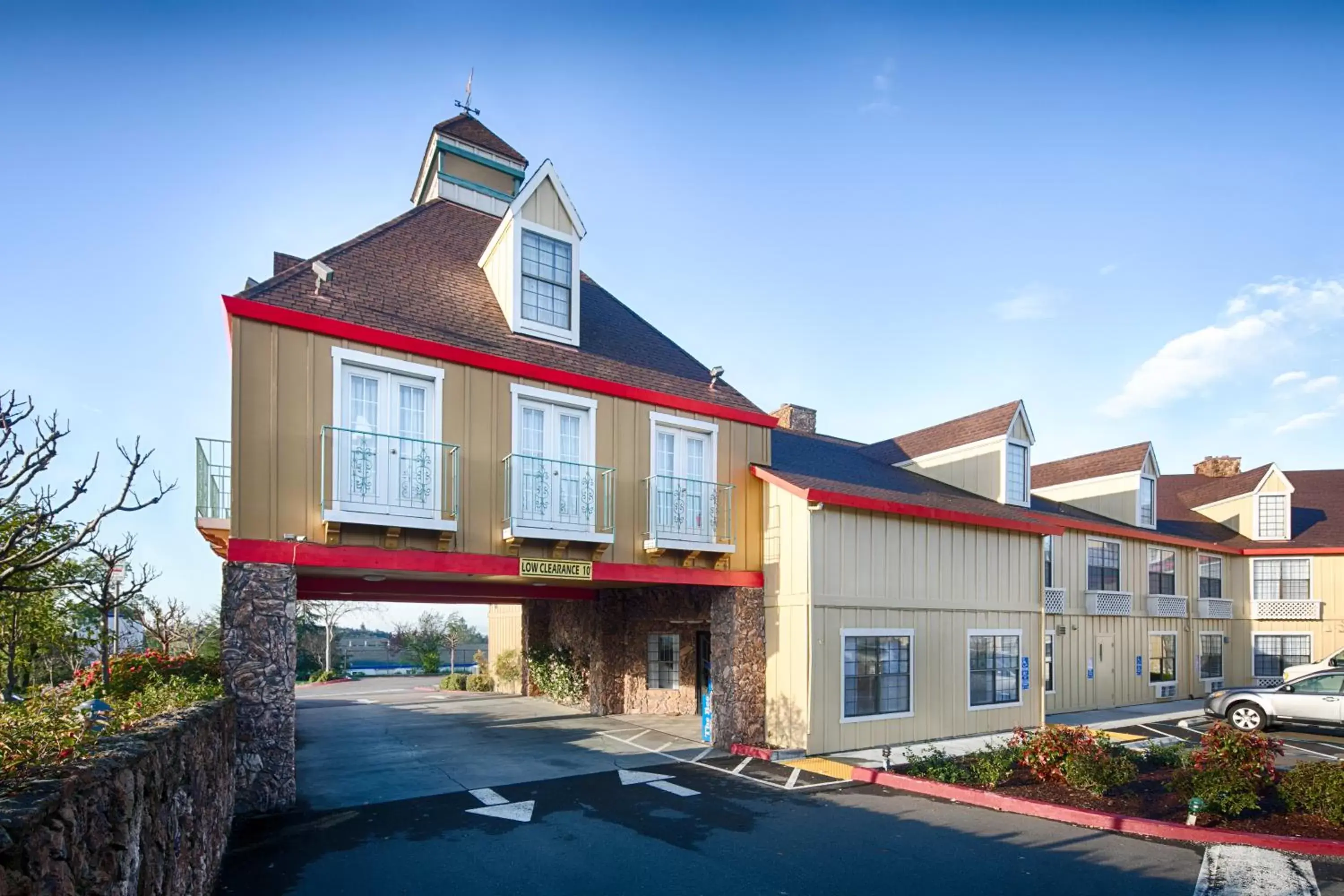 Facade/entrance, Property Building in Red Lion Inn & Suites Auburn
