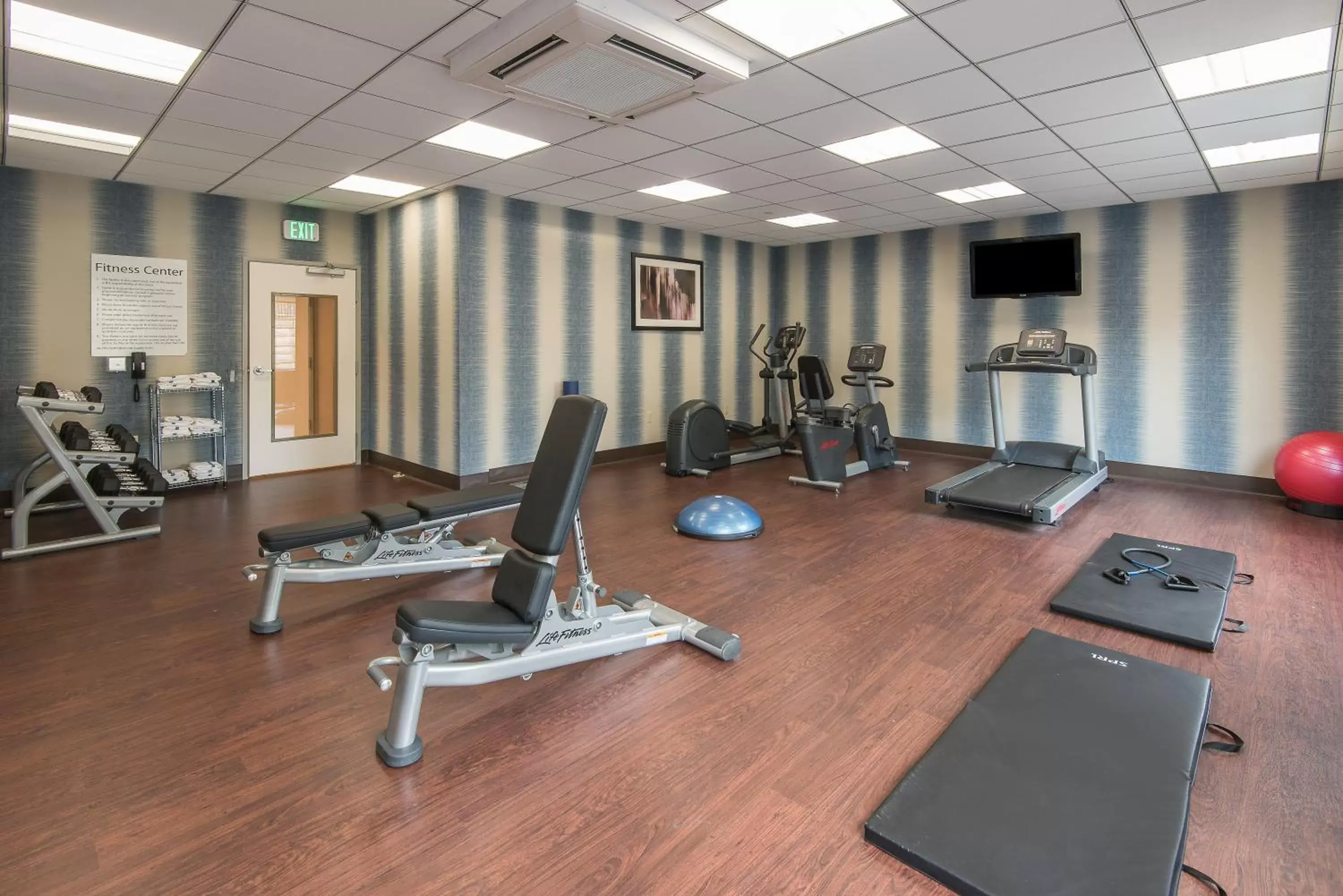 Spa and wellness centre/facilities, Fitness Center/Facilities in Holiday Inn Express & Suites Norwood, an IHG Hotel