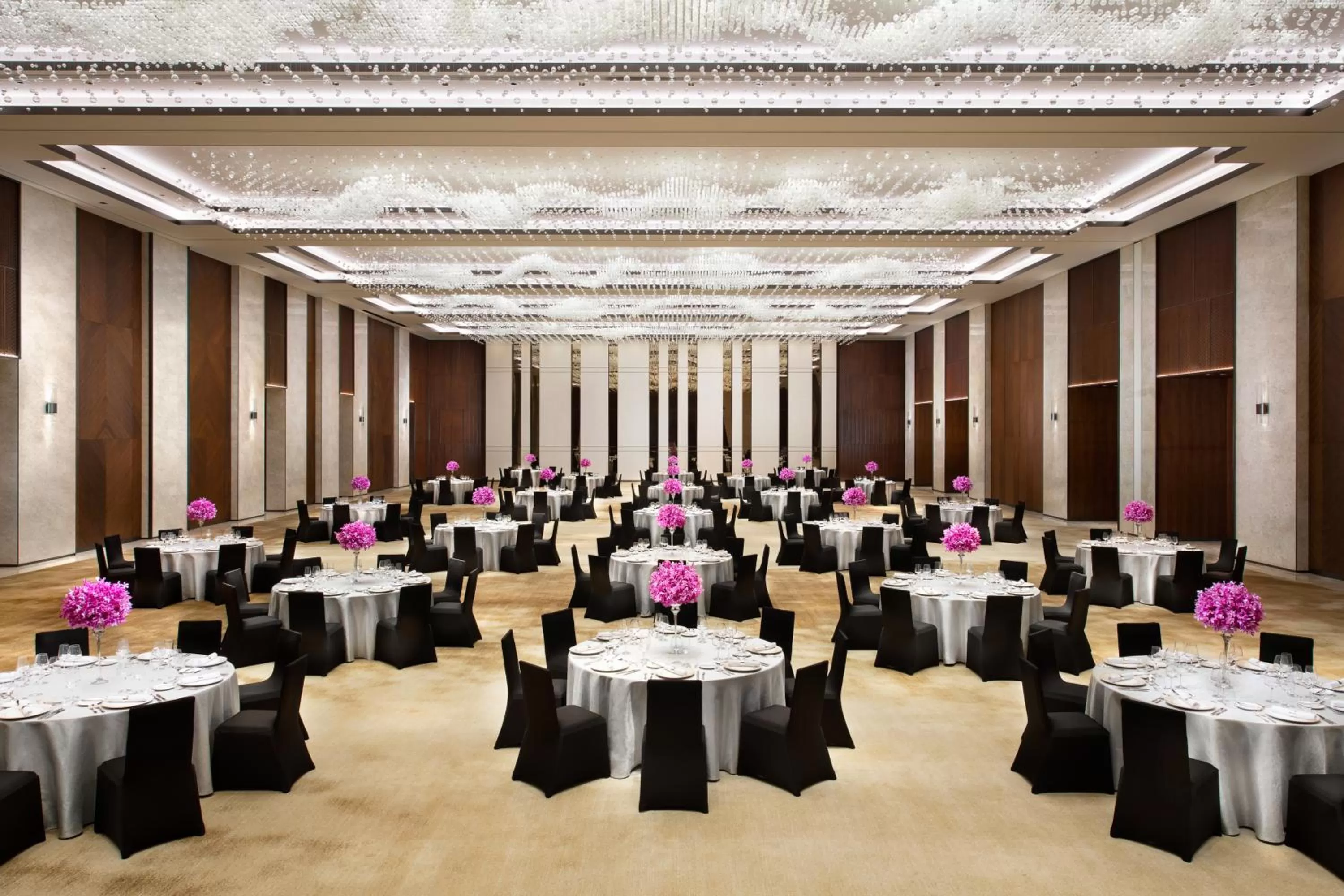 Banquet/Function facilities in Raffles Shenzhen, Situated in the heart of One Shenzhen Bay, Book Now to Enjoy Free Minibar and Happy Hour Privileges at Long Bar on 71F
