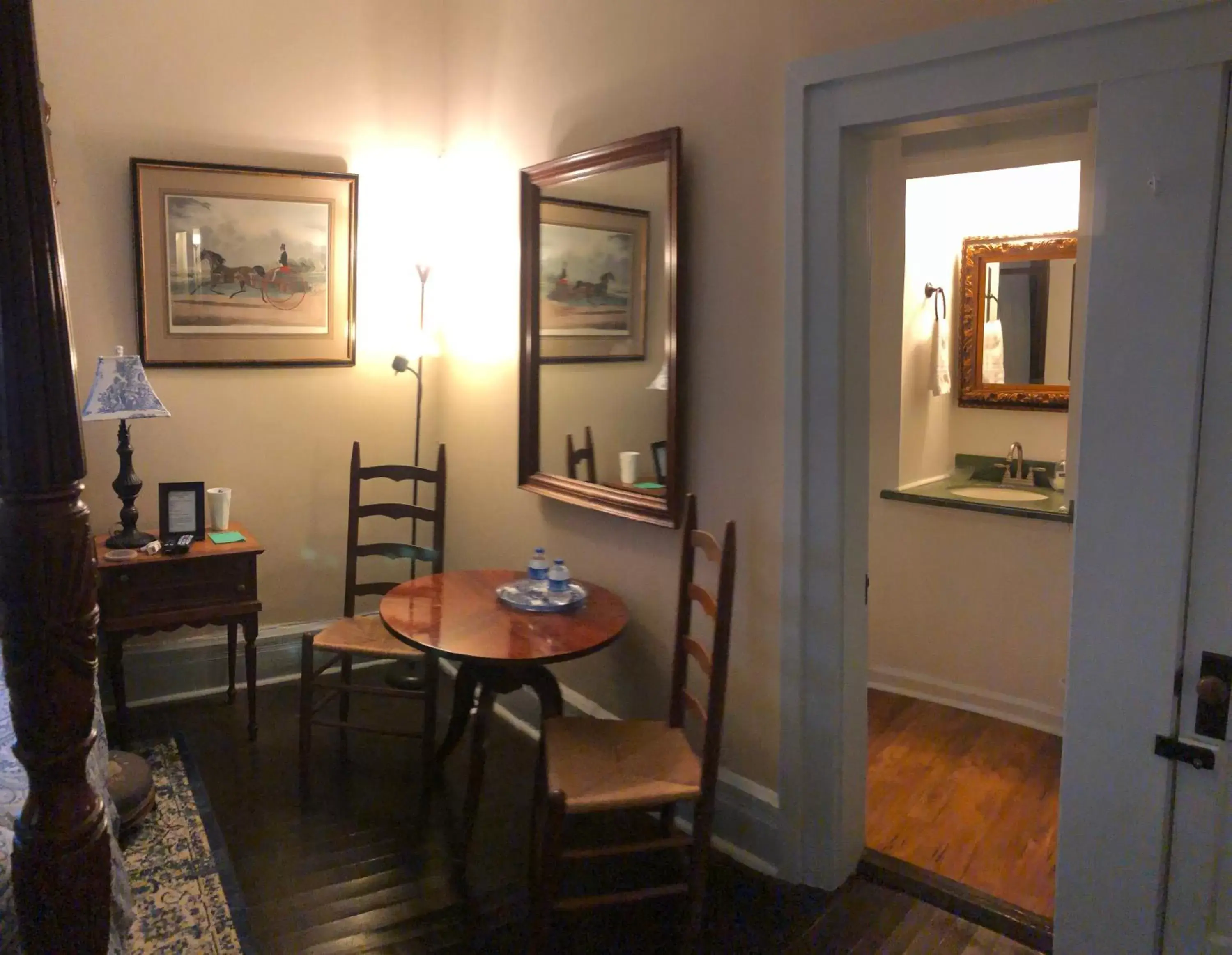 Seating area, Dining Area in Belmont Inn