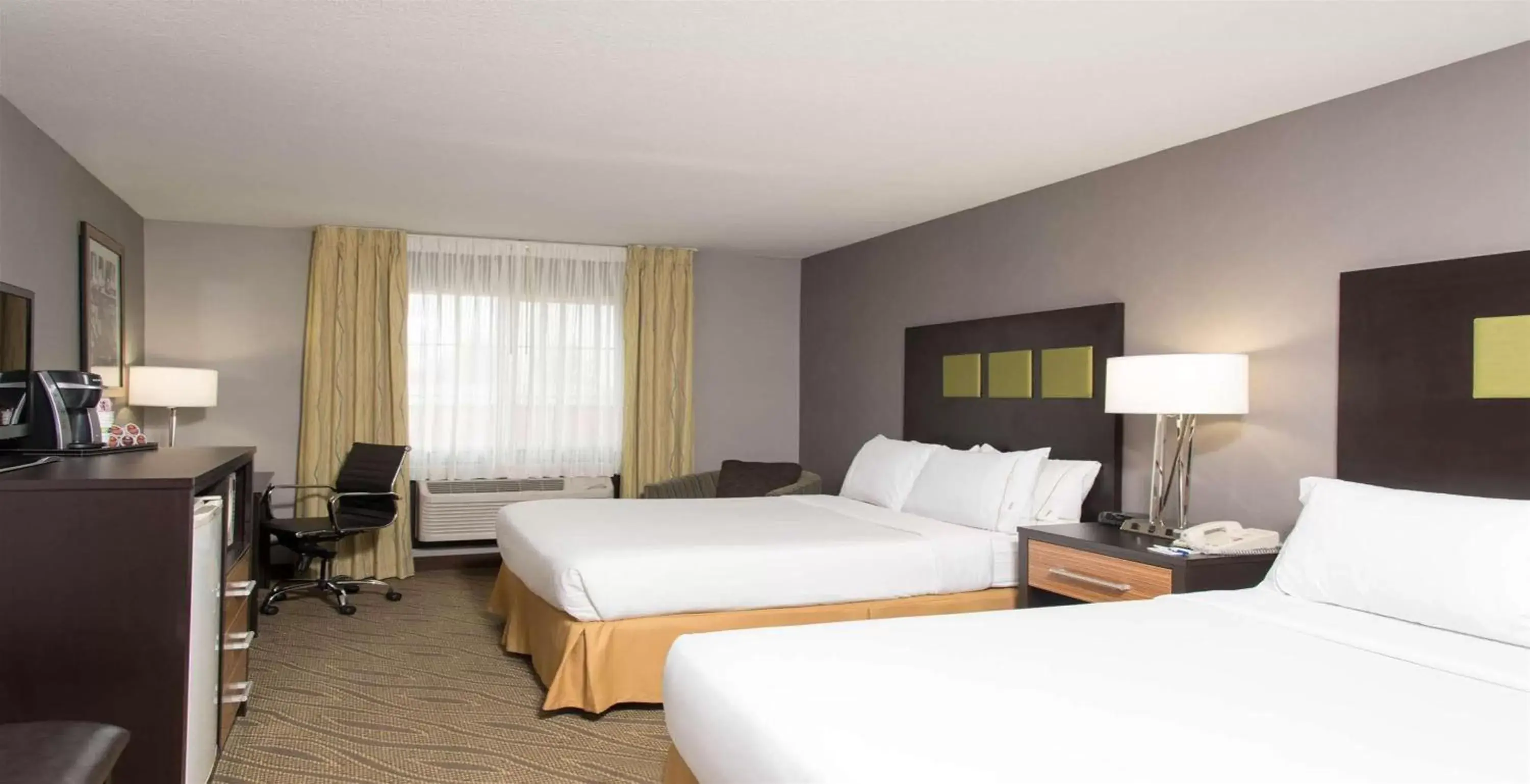 Photo of the whole room, Bed in Holiday Inn Express & Suites Danville, an IHG Hotel