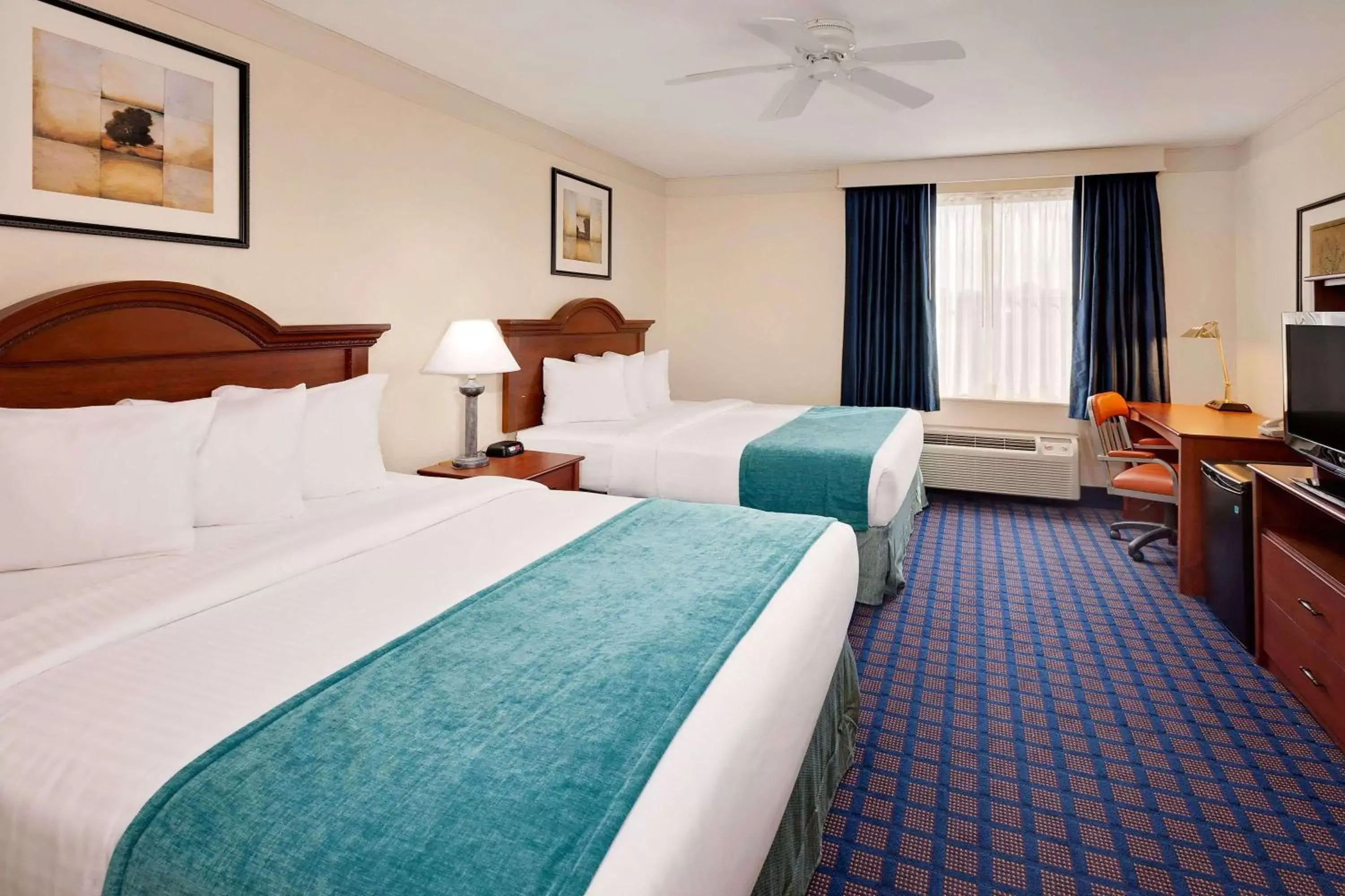 Photo of the whole room, Bed in Baymont by Wyndham Grand Rapids SW/Byron Center