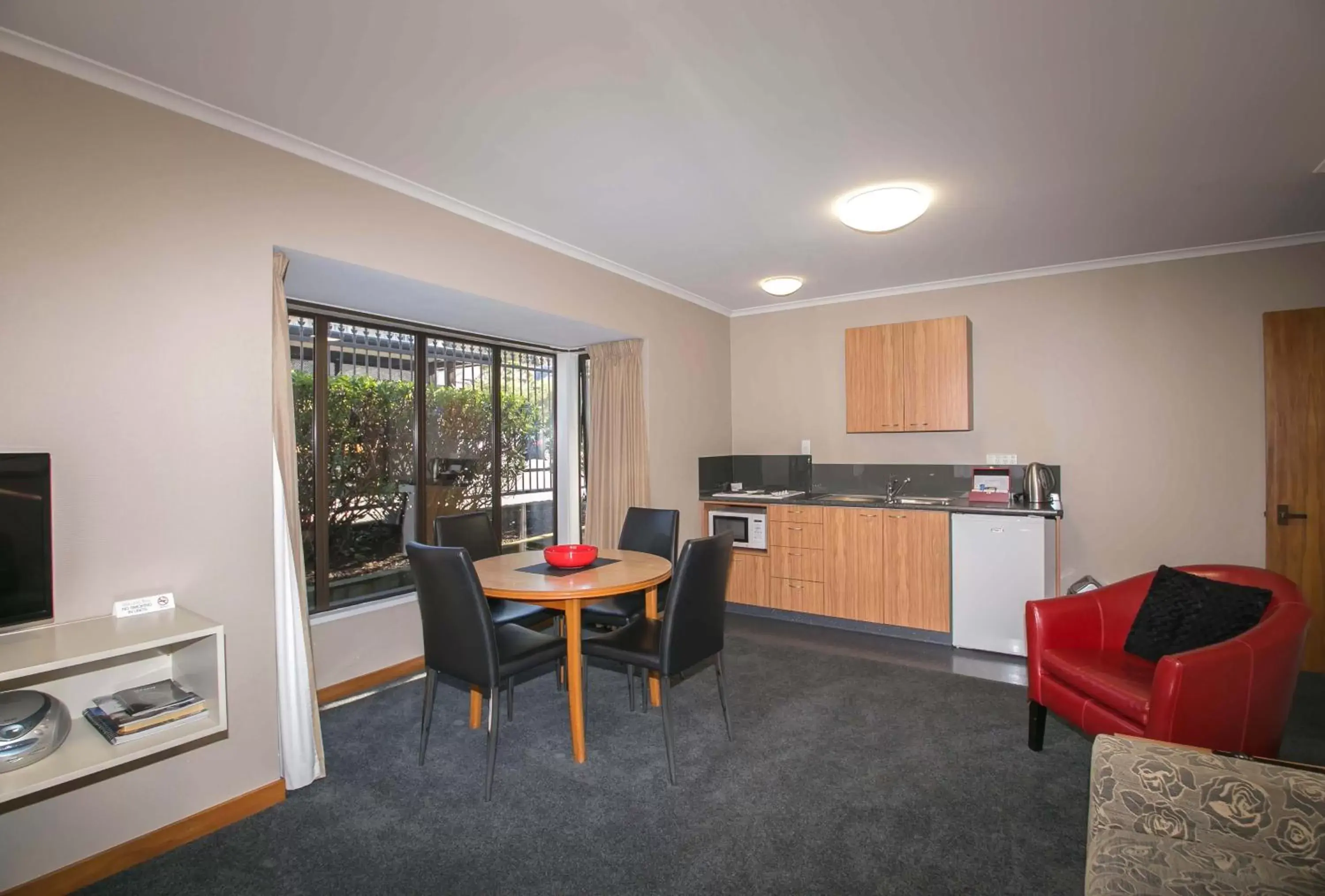 One-Bedroom Apartment - Disability Access 8 in Allan Court Motel