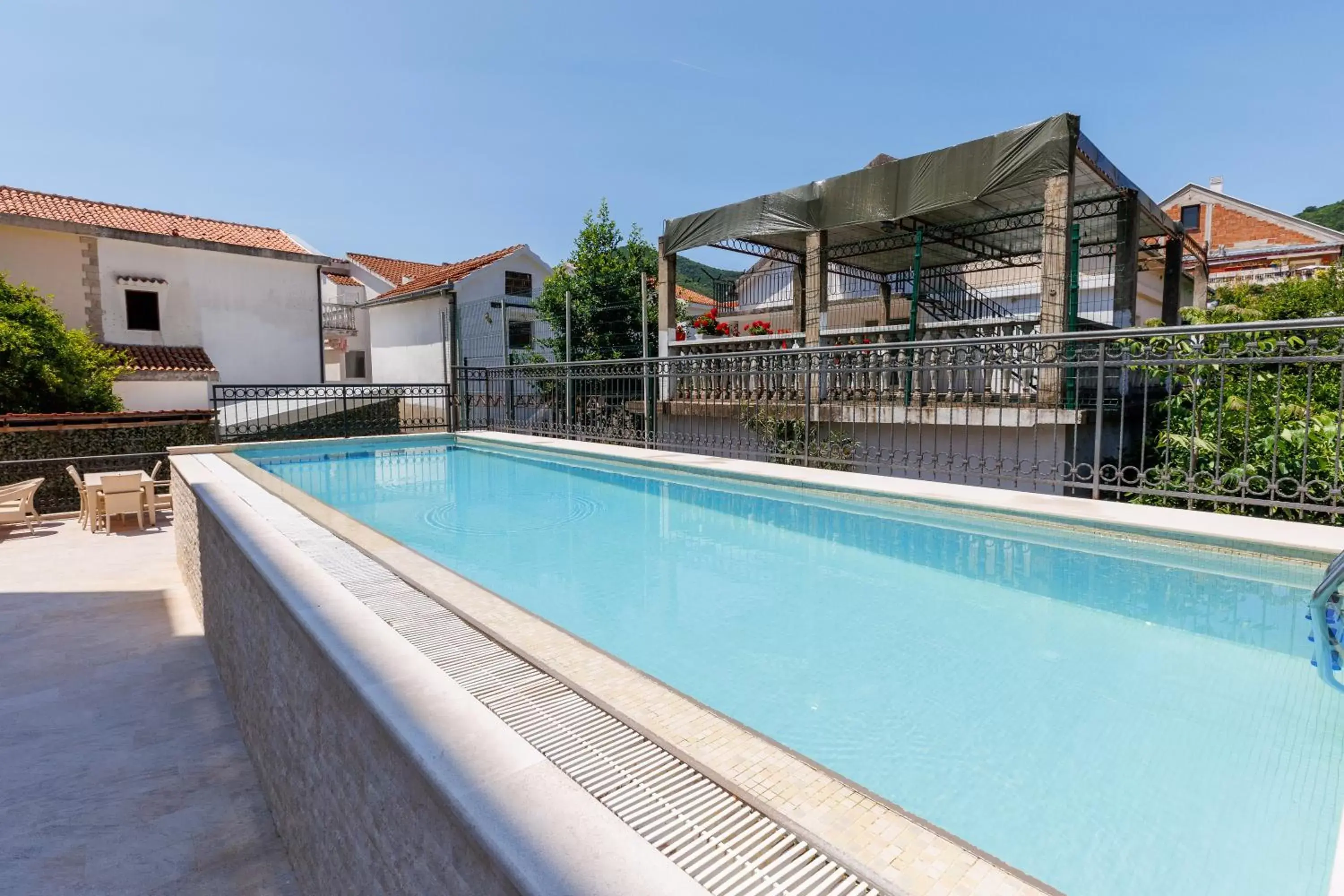 Swimming pool in Hotel Kadmo by Aycon Swimming pool in Hotel Kadmo by Aycon