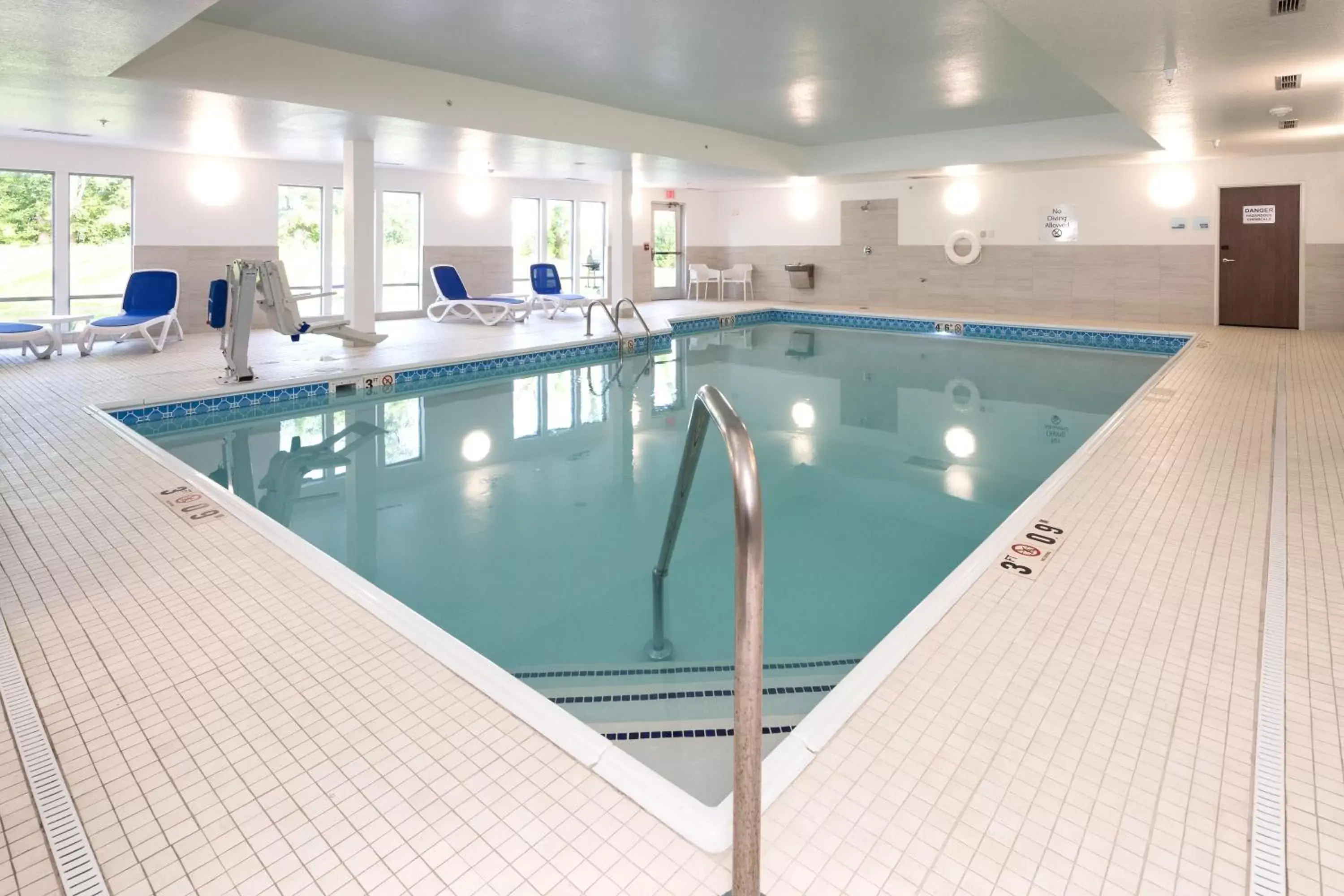 , Swimming Pool in Holiday Inn Express & Suites - Portage, an IHG Hotel