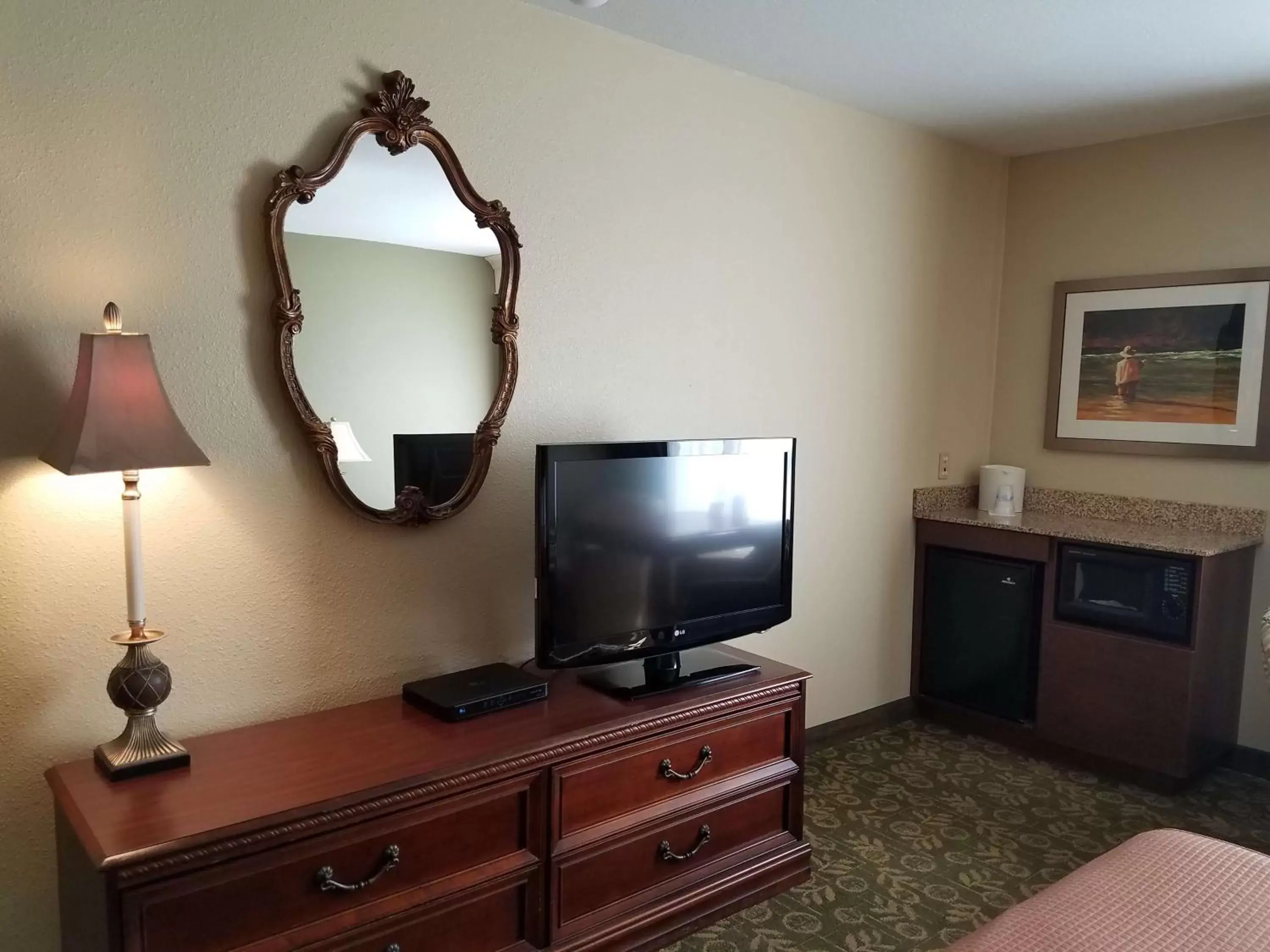 Photo of the whole room, TV/Entertainment Center in Best Western Salbasgeon Inn & Suites