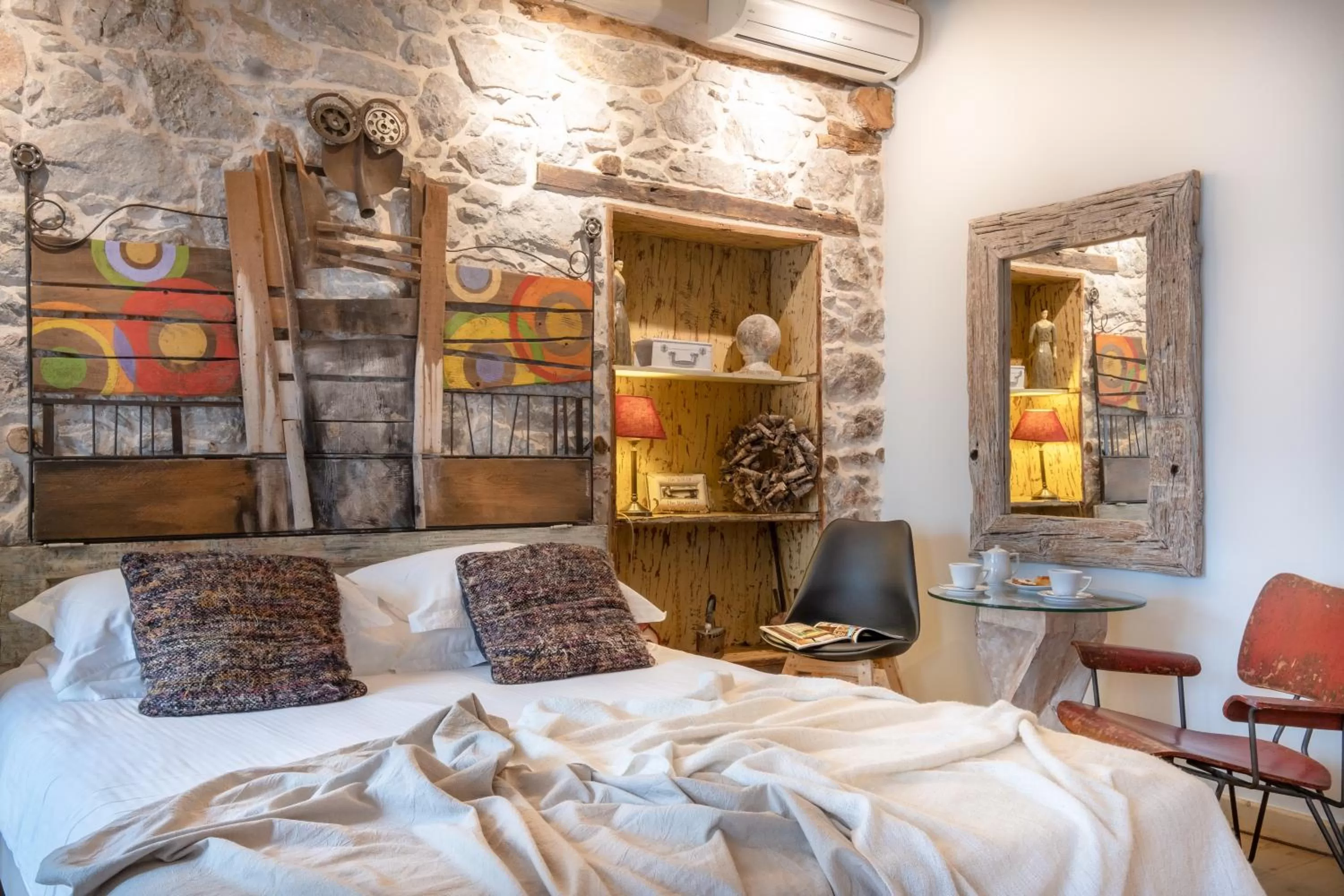 Decorative detail, Bed in Amymone and Adiandi