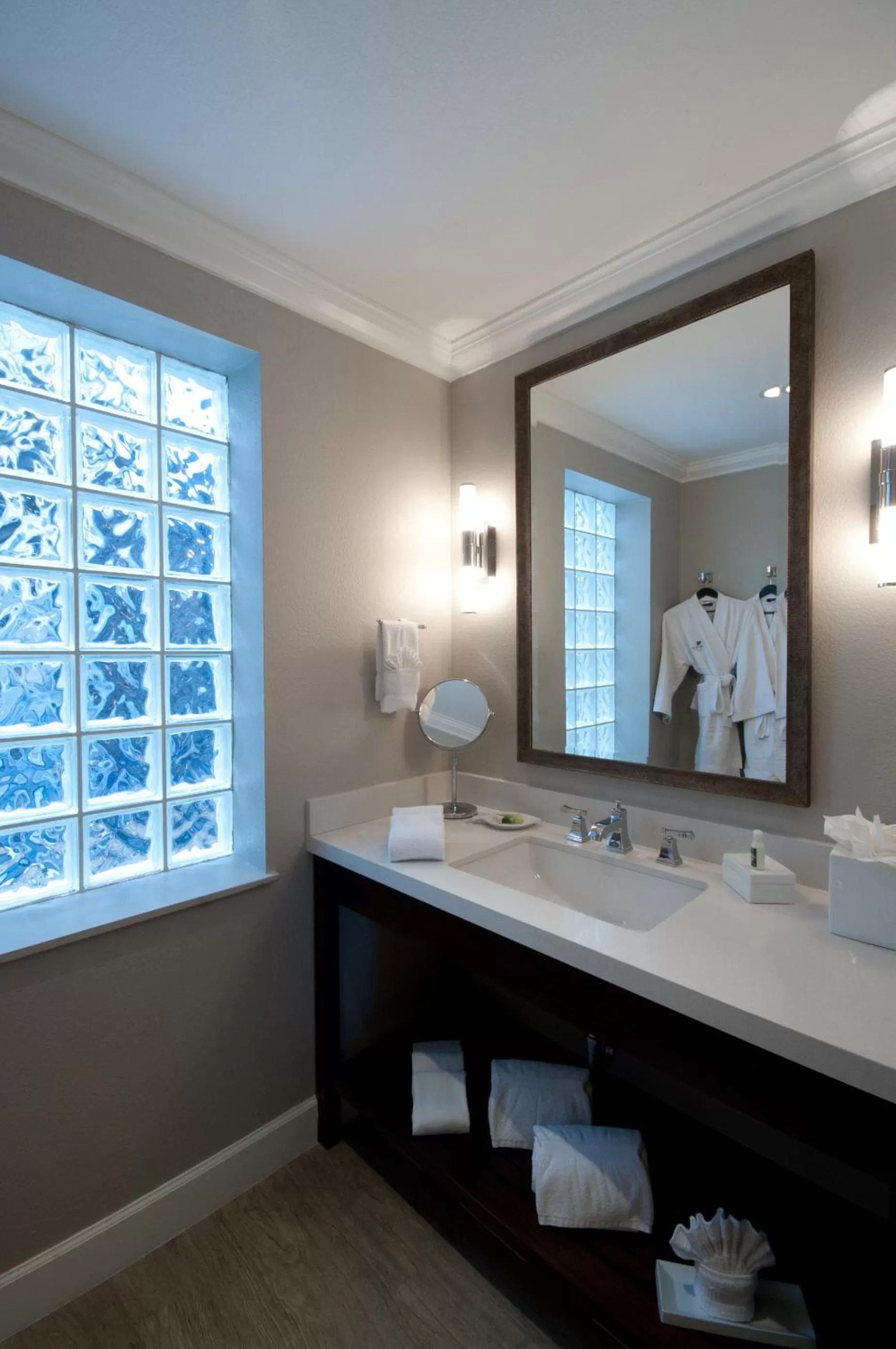 Queen Suite with Two Queen Beds in Almond Tree Inn - Adults Only