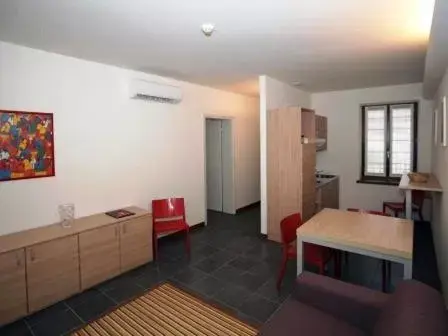 Kitchen or kitchenette, Dining Area in Albergo Residenza Al Teatro