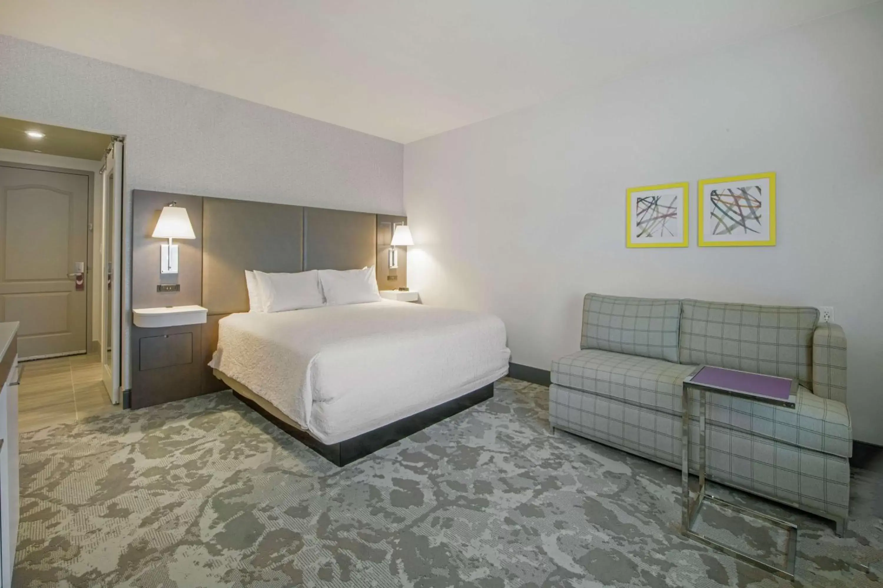 Living room, Bed in Hampton Inn & Suites Raleigh-Durham Airport-Brier Creek