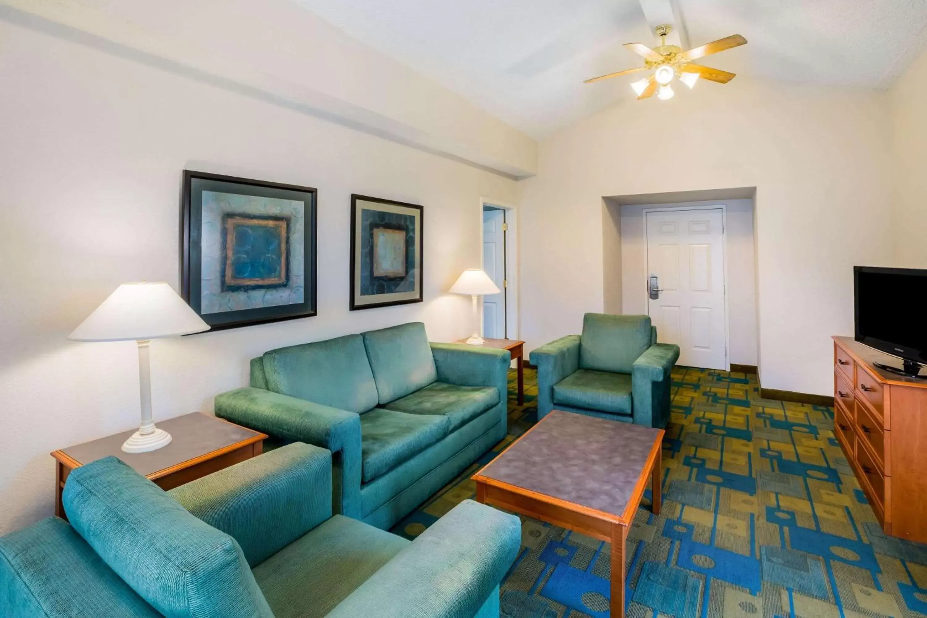 Photo of the whole room, Seating Area in La Quinta Inn by Wyndham Lufkin