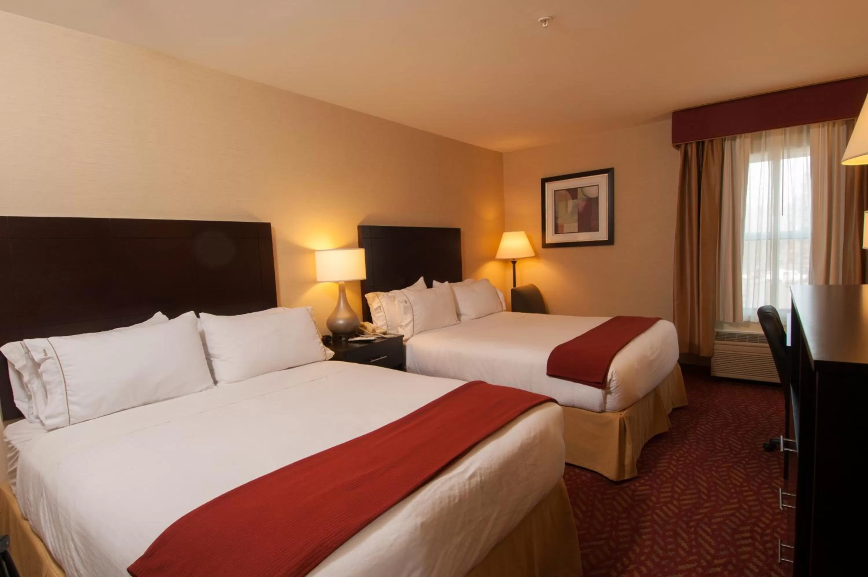 Photo of the whole room, Bed in Holiday Inn Express Vernon-Manchester by IHG