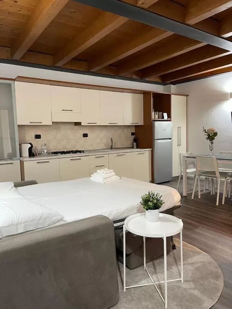 Dining area, Kitchen/Kitchenette in Easy Milano - Rooms and Apartments Navigli