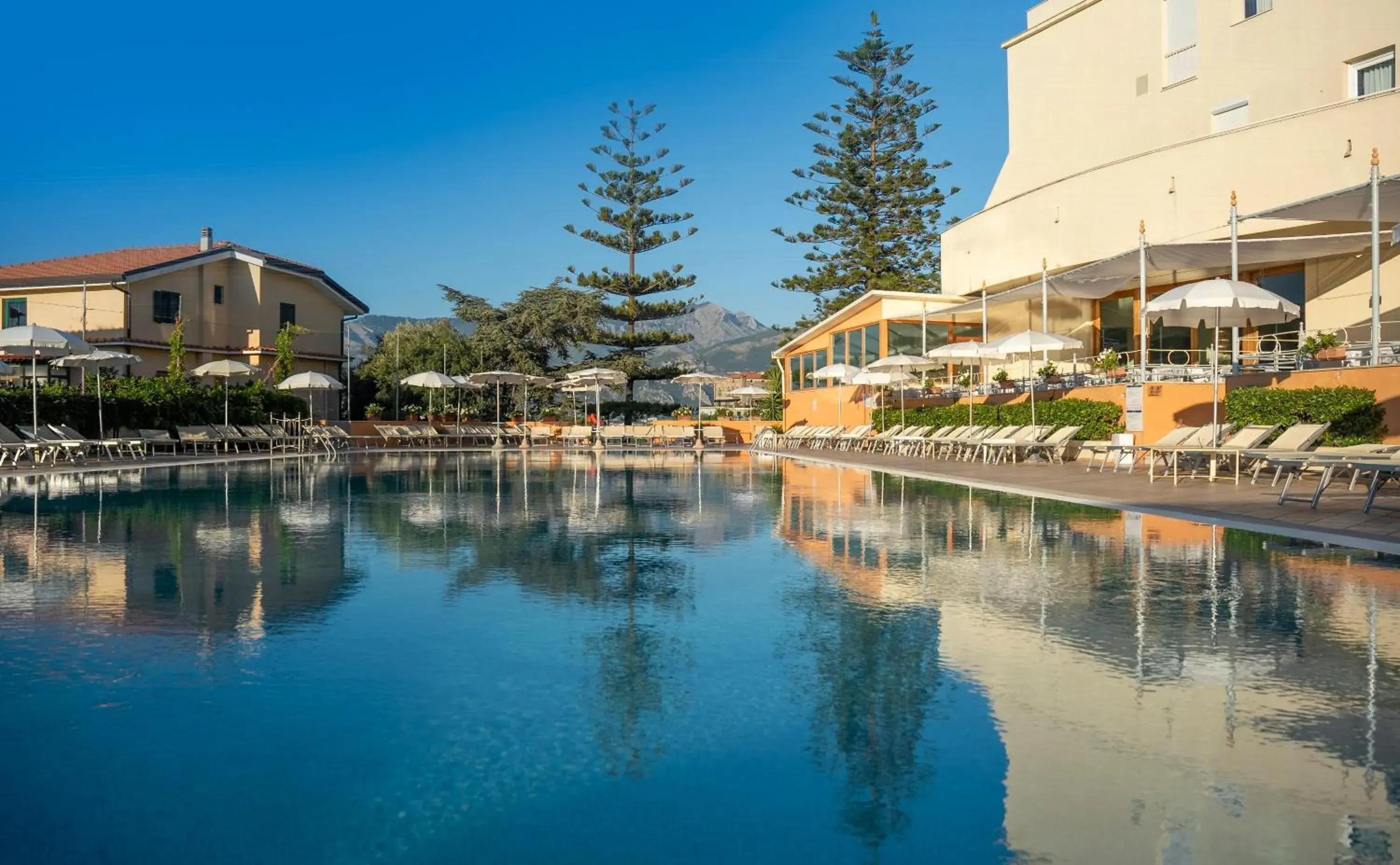 Swimming Pool in Hotel Grand Vesuvio