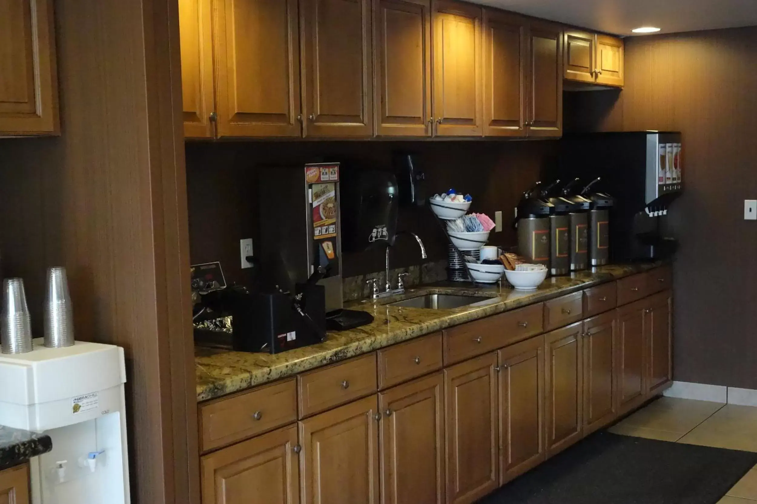 Restaurant/places to eat, Kitchen/Kitchenette in Country Inn & Suites by Radisson, Phoenix Airport, AZ